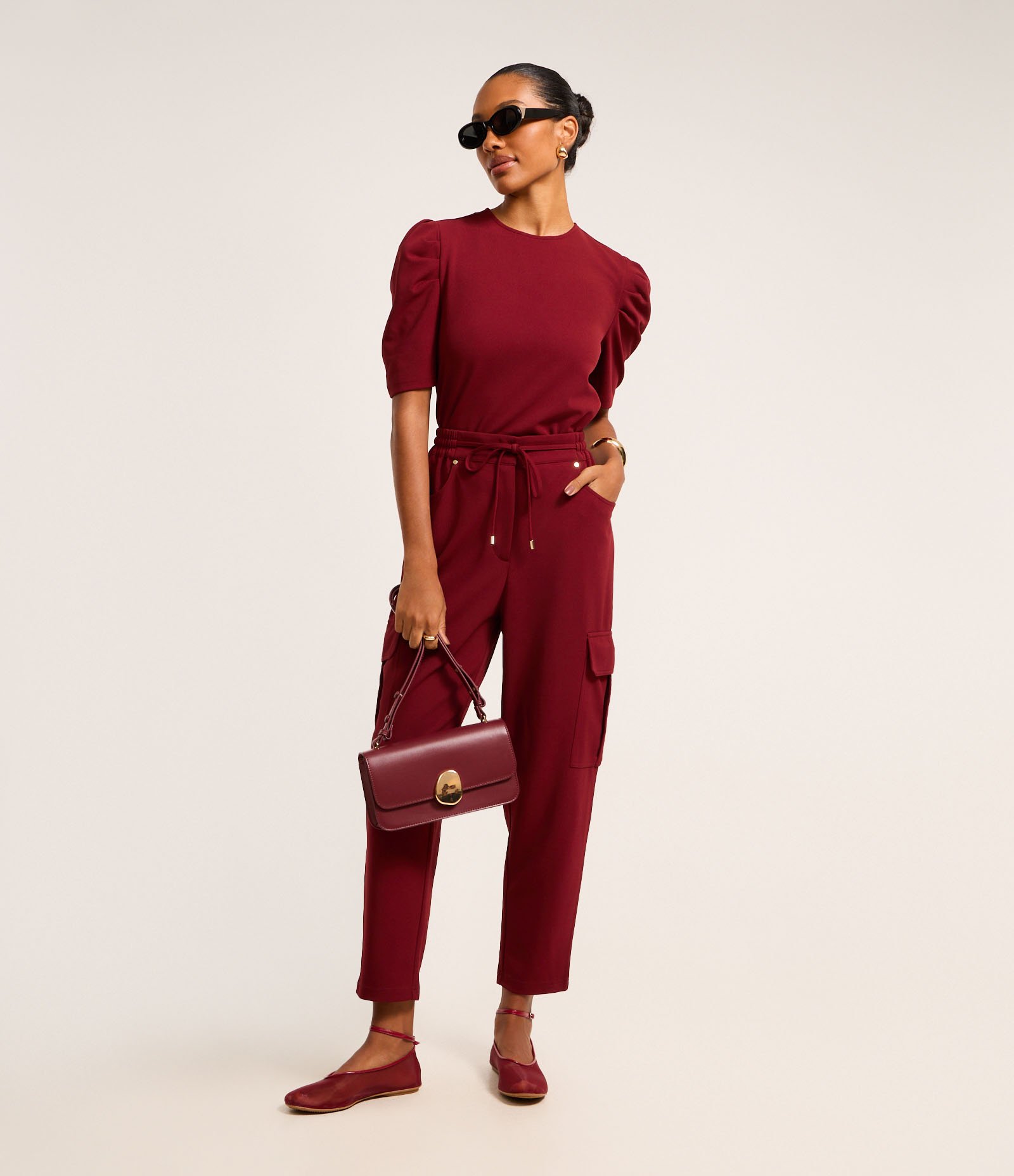 Calça Cenoura Cintura Alta em Crepe com Bolsos Cargos Marrom 1