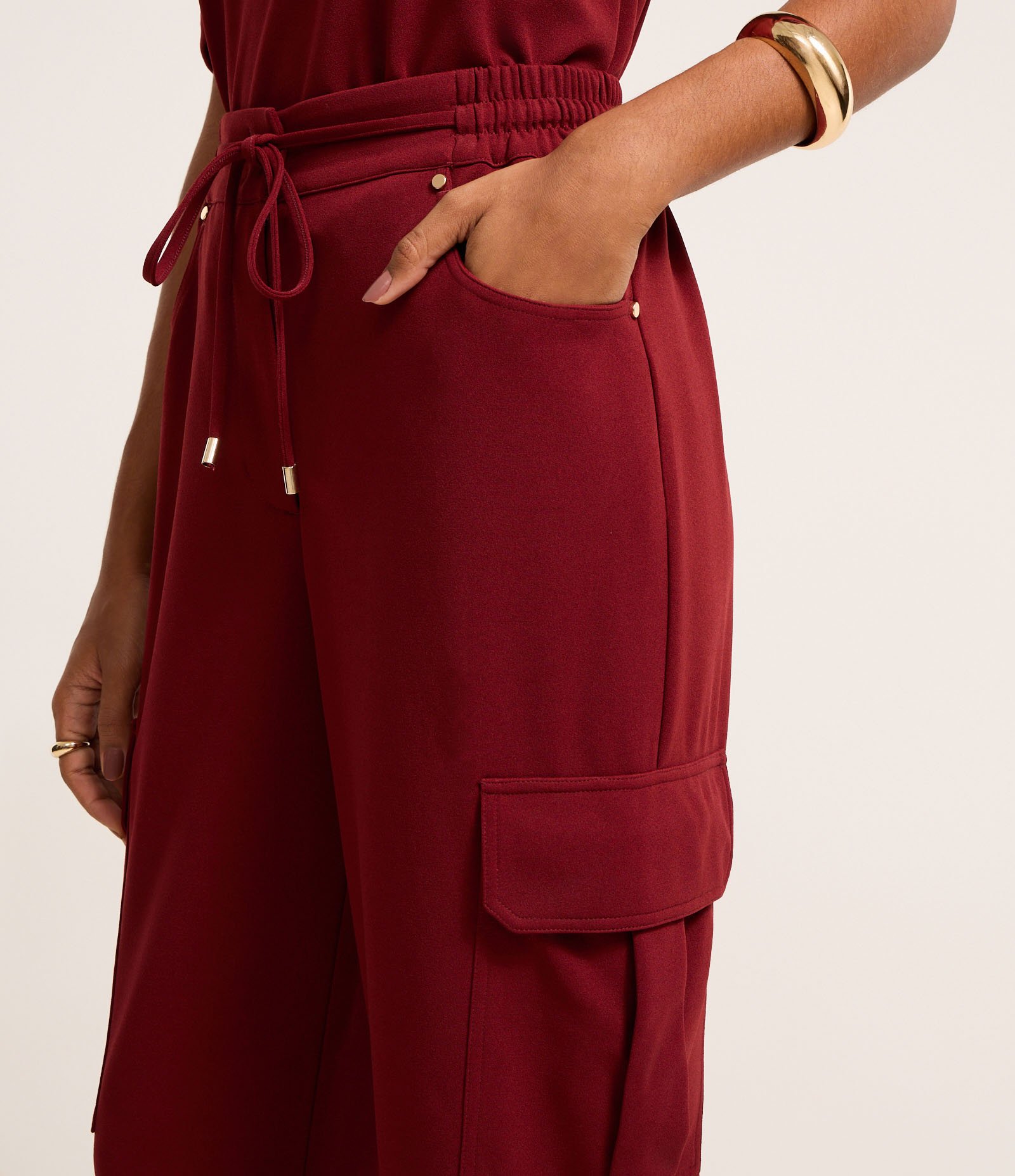 Calça Cenoura Cintura Alta em Crepe com Bolsos Cargos Marrom 4