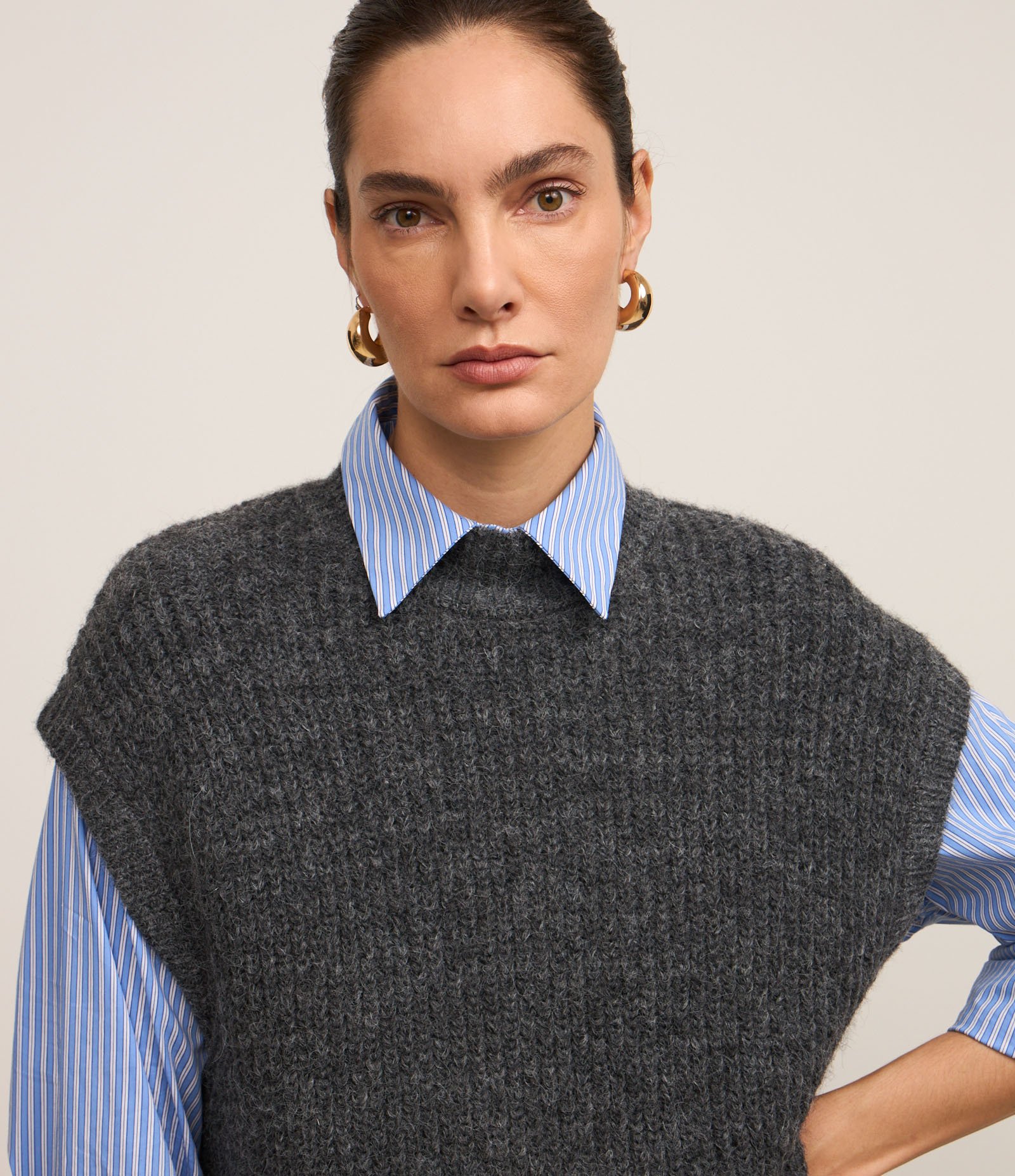 Colete Texturizado em Tricô com Caimento Leve Cinza 7