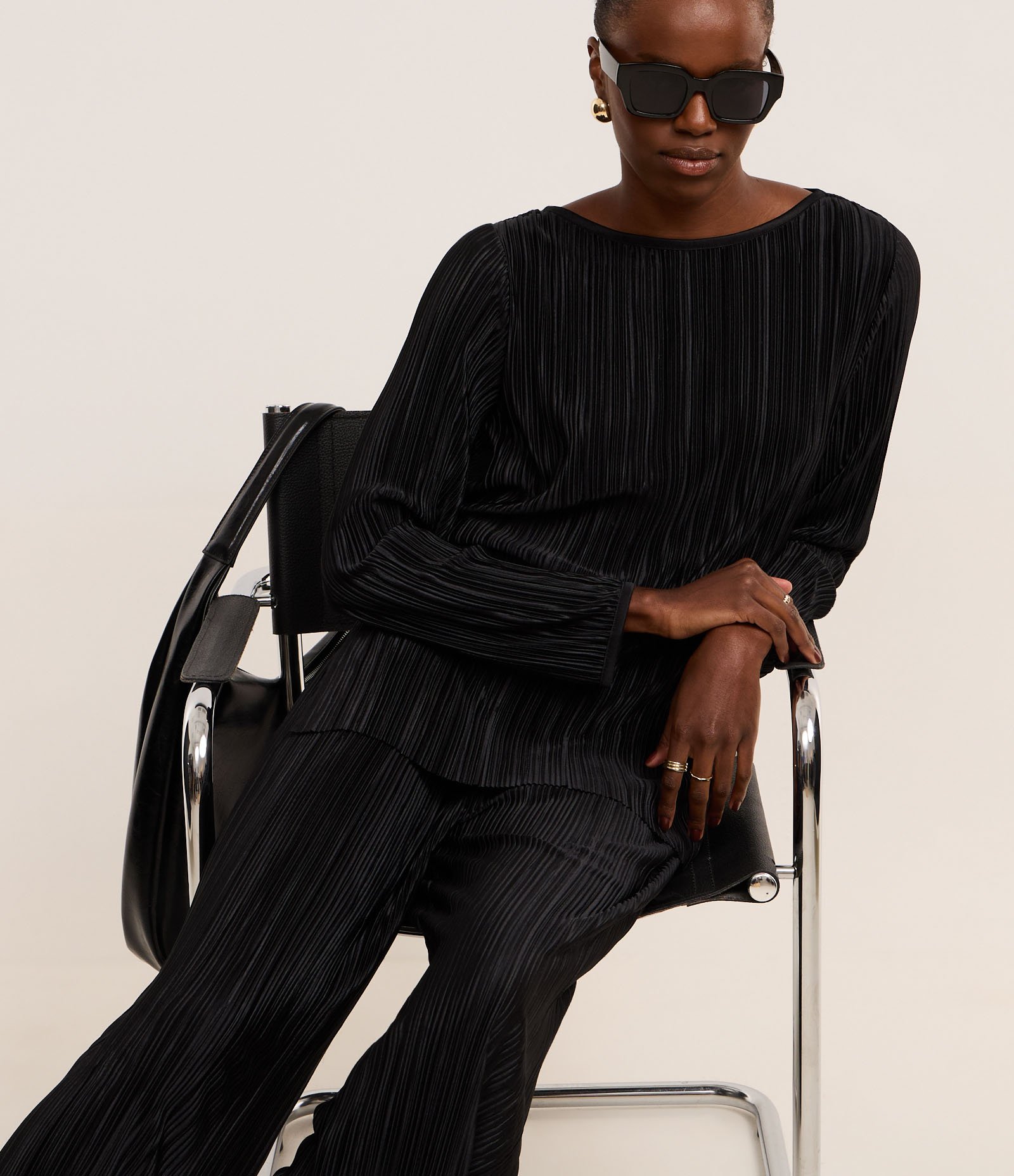 Suéter com Efeito Plissado e Decote Redondo Preto 7