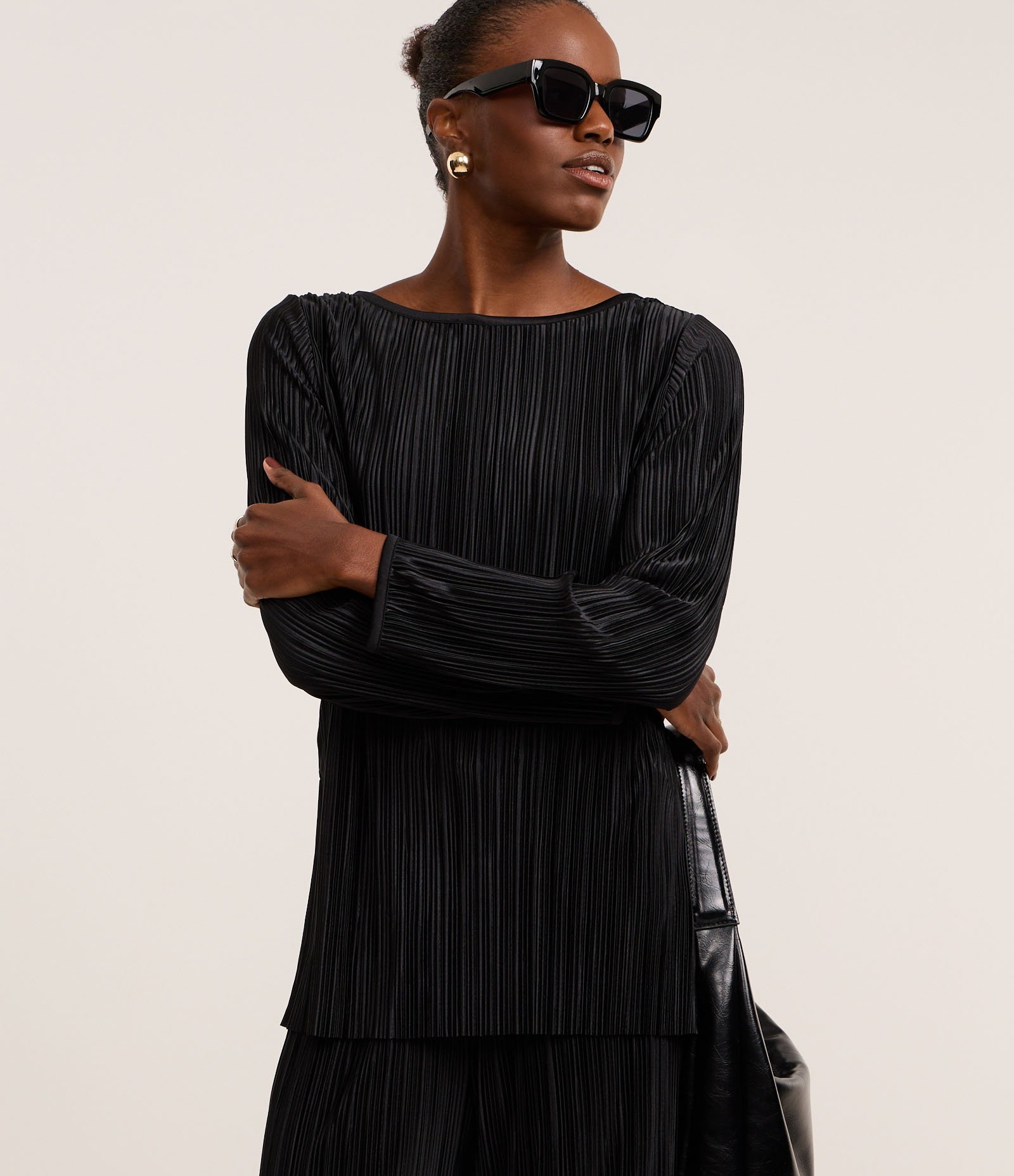 Suéter com Efeito Plissado e Decote Redondo Preto 1