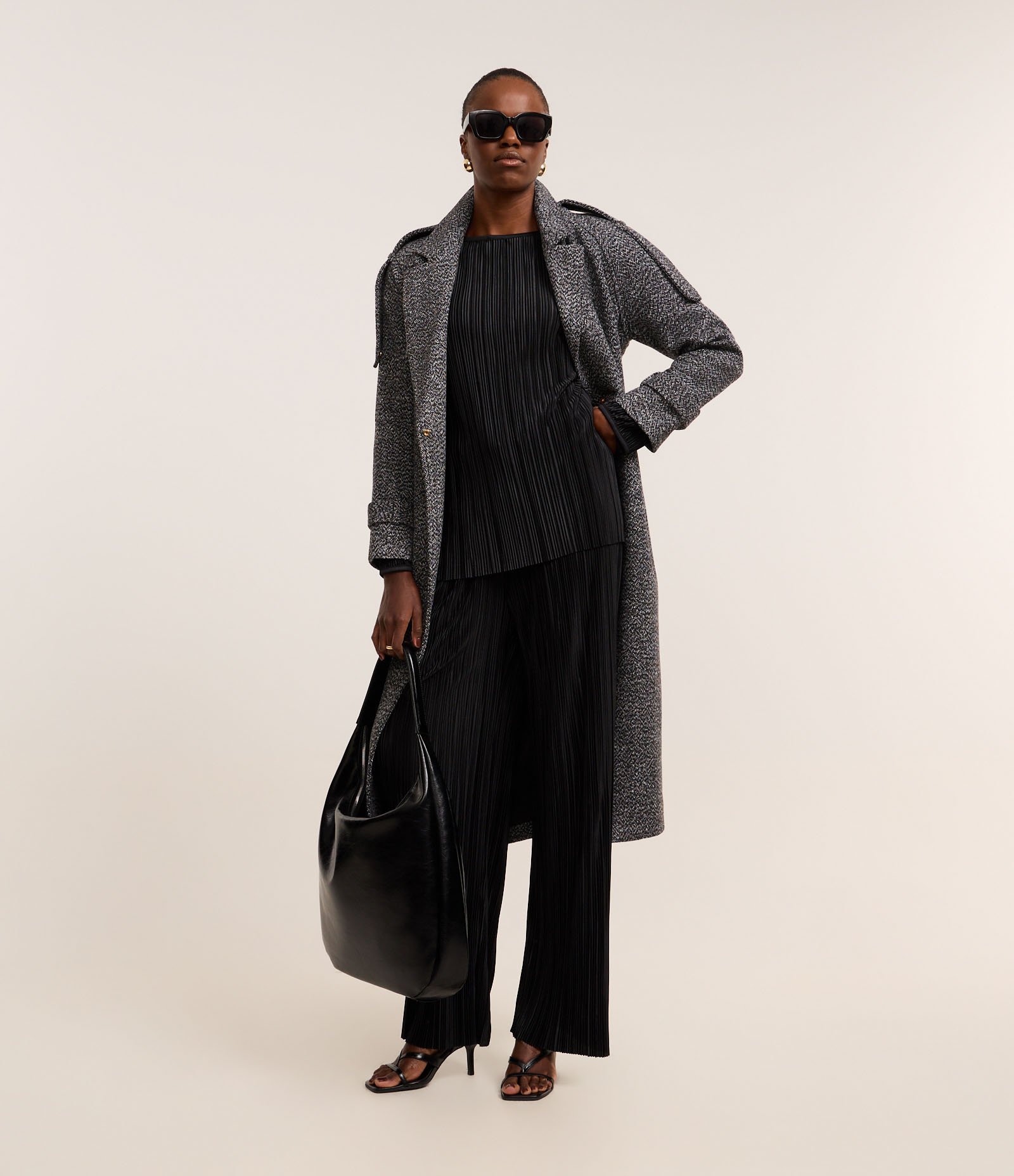 Suéter com Efeito Plissado e Decote Redondo Preto 2