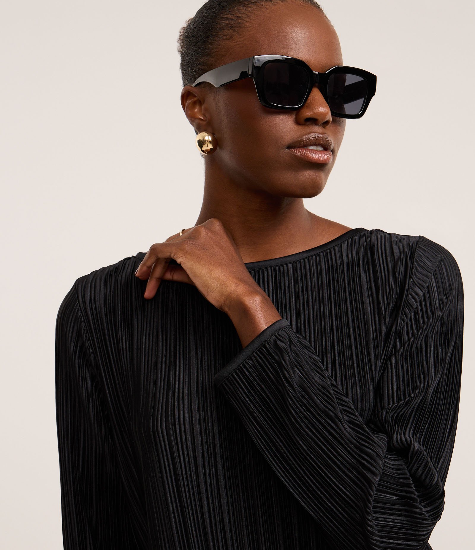 Suéter com Efeito Plissado e Decote Redondo Preto 3