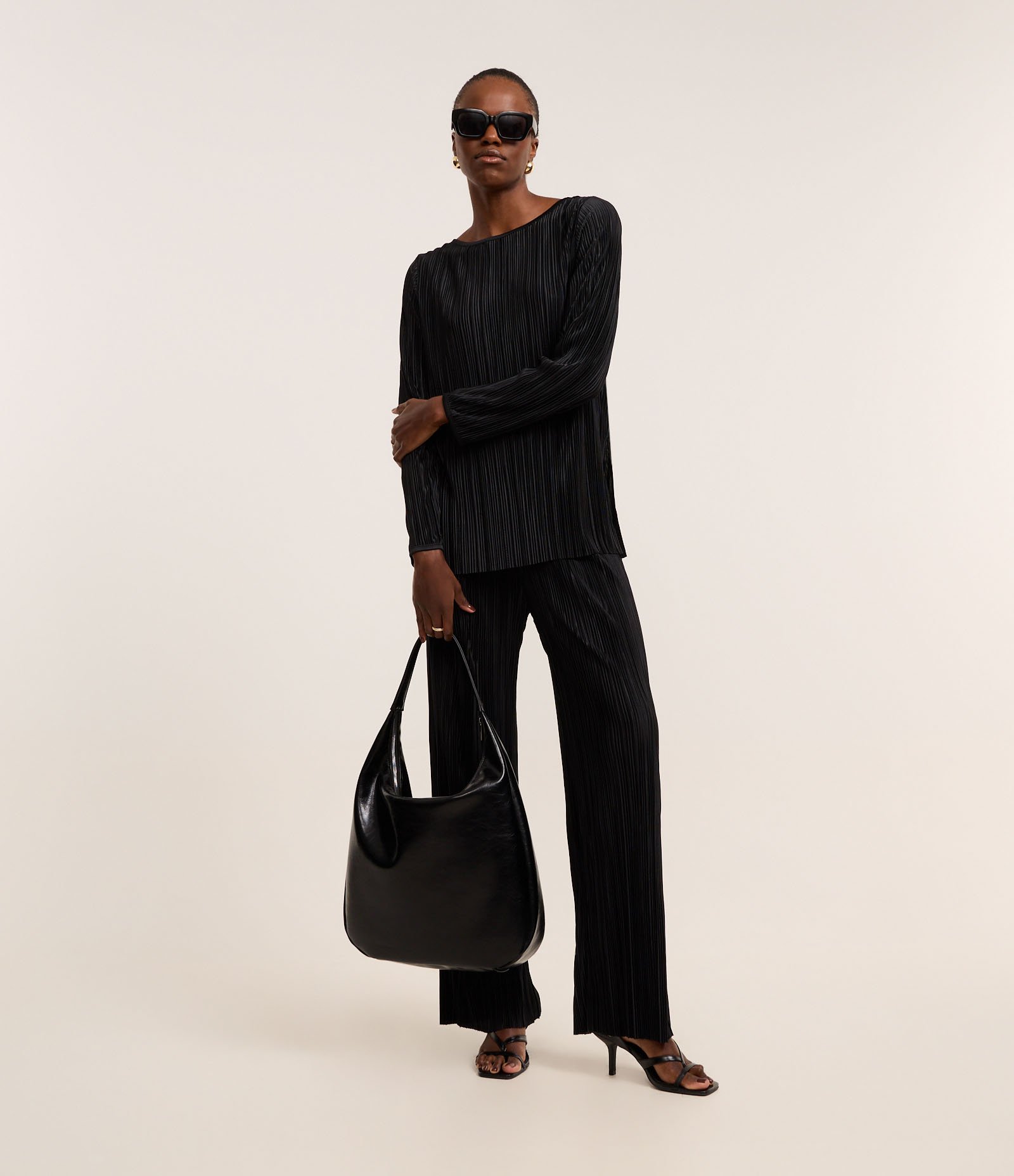 Suéter com Efeito Plissado e Decote Redondo Preto 5