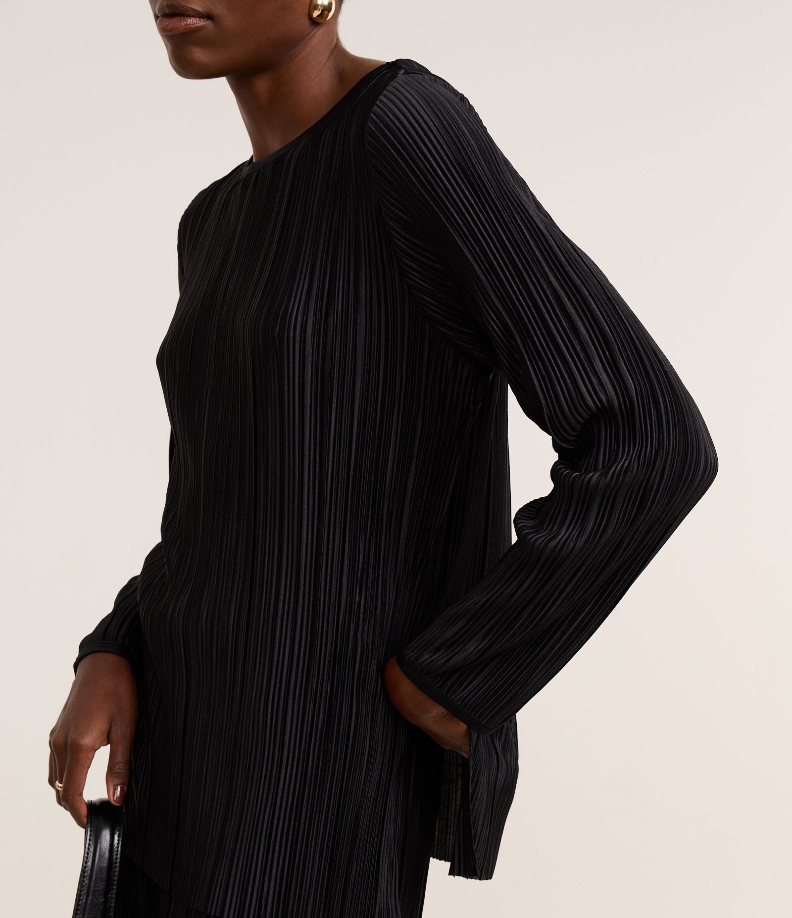 Suéter com Efeito Plissado e Decote Redondo Preto 6