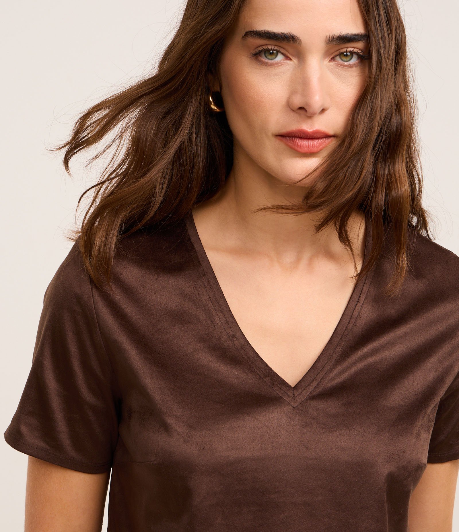 Blusa em Suede com Decote V Marrom 3