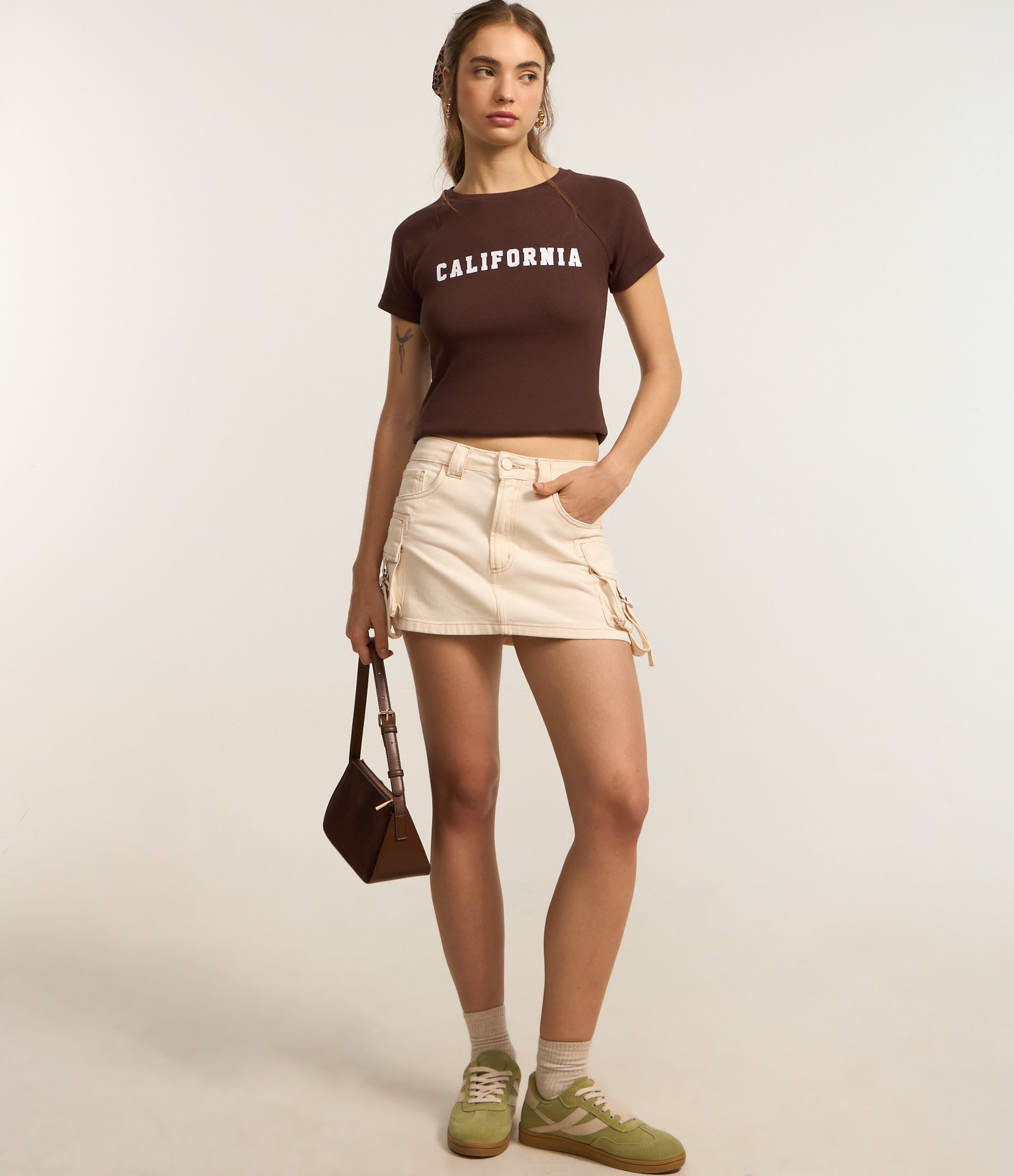 Saia Curta em Sarja com Bolsos Cargo e Fivelas Off White 1