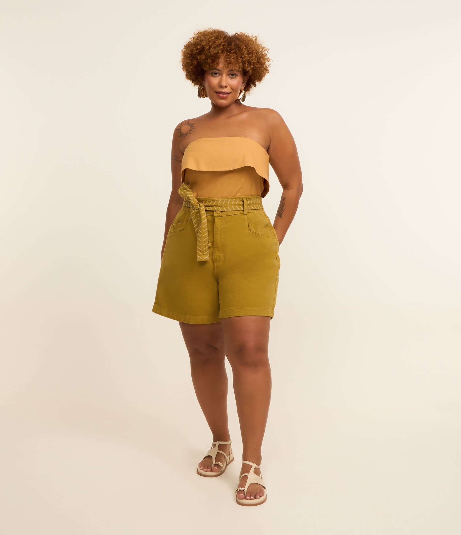 Short em Sarja com Faixa Bordada Curve & Plus Size Amarelo 1