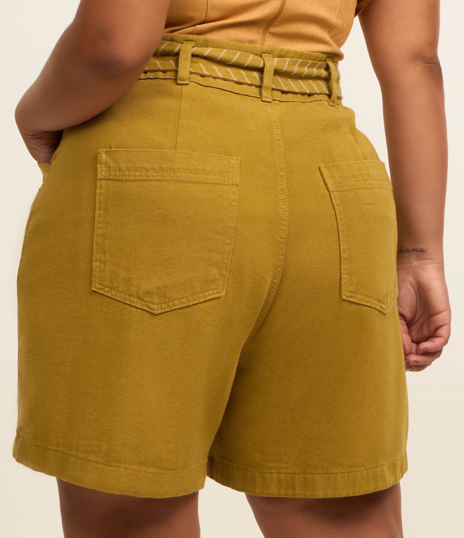 Short em Sarja com Faixa Bordada Curve & Plus Size Amarelo 3