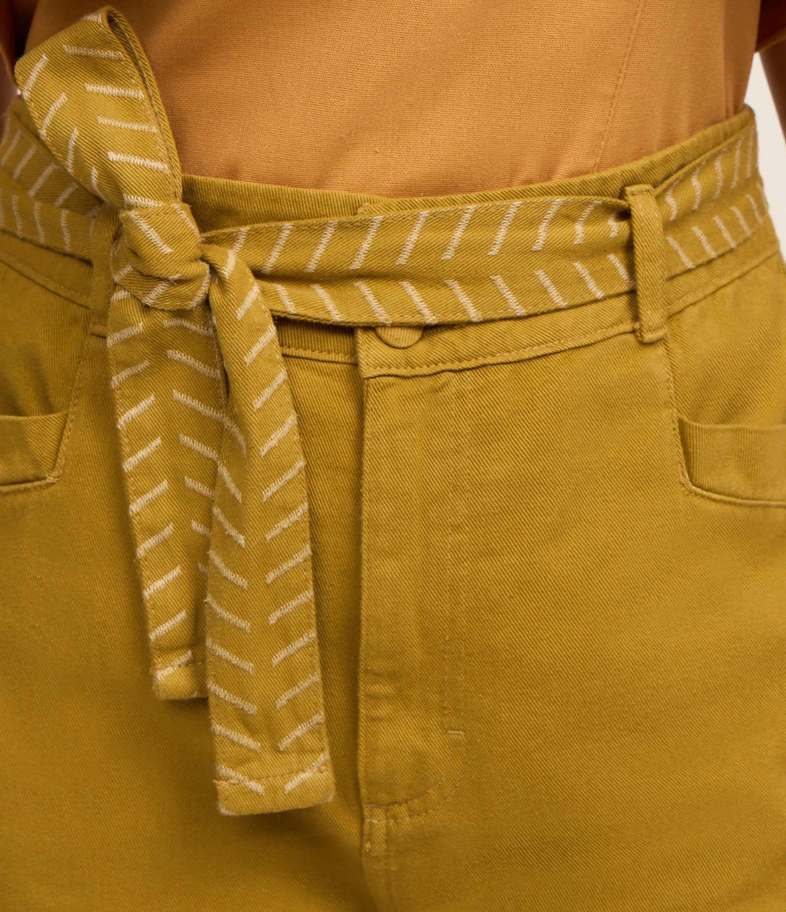 Short em Sarja com Faixa Bordada Curve & Plus Size Amarelo 4