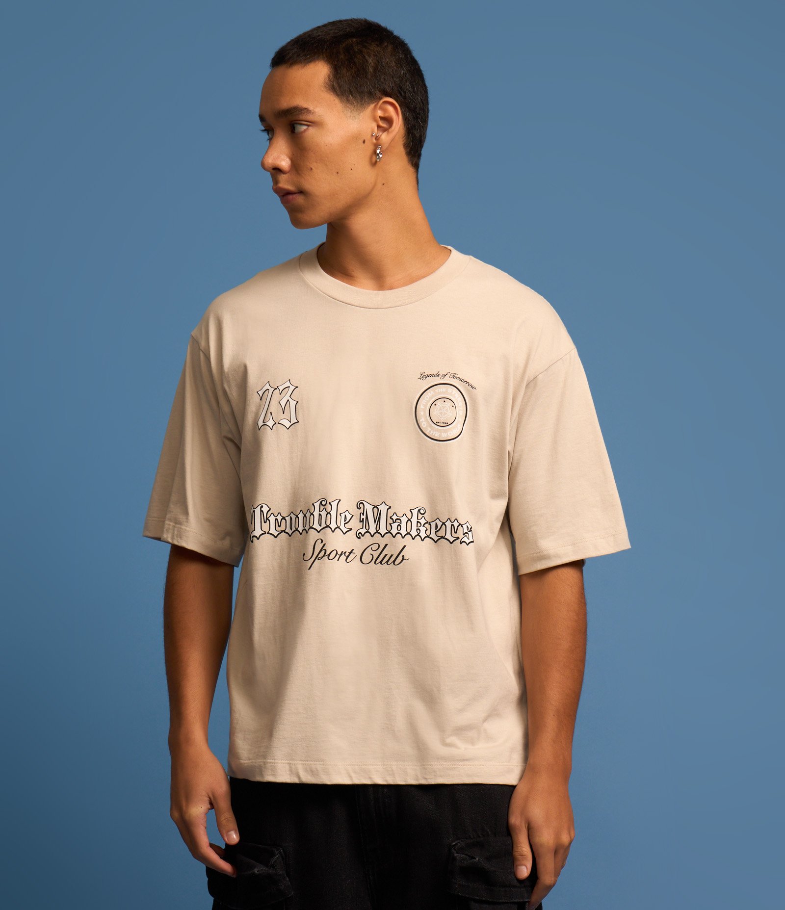 Camiseta Boxy Sportcore com Estampa Trouble Makers Bege 3