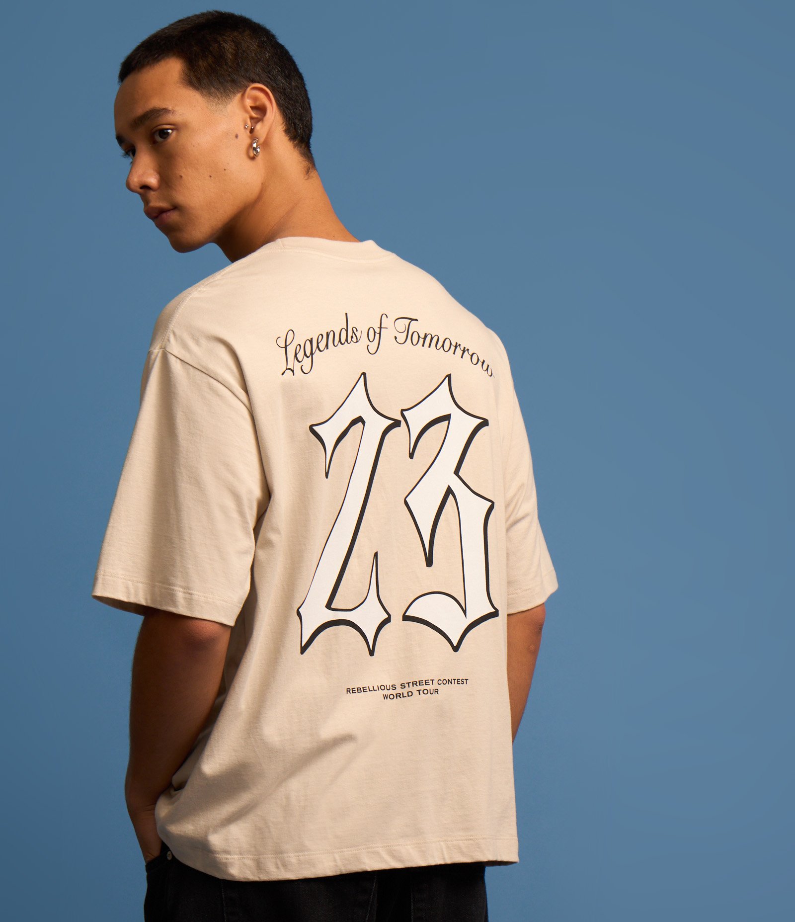 Camiseta Boxy Sportcore com Estampa Trouble Makers Bege 4