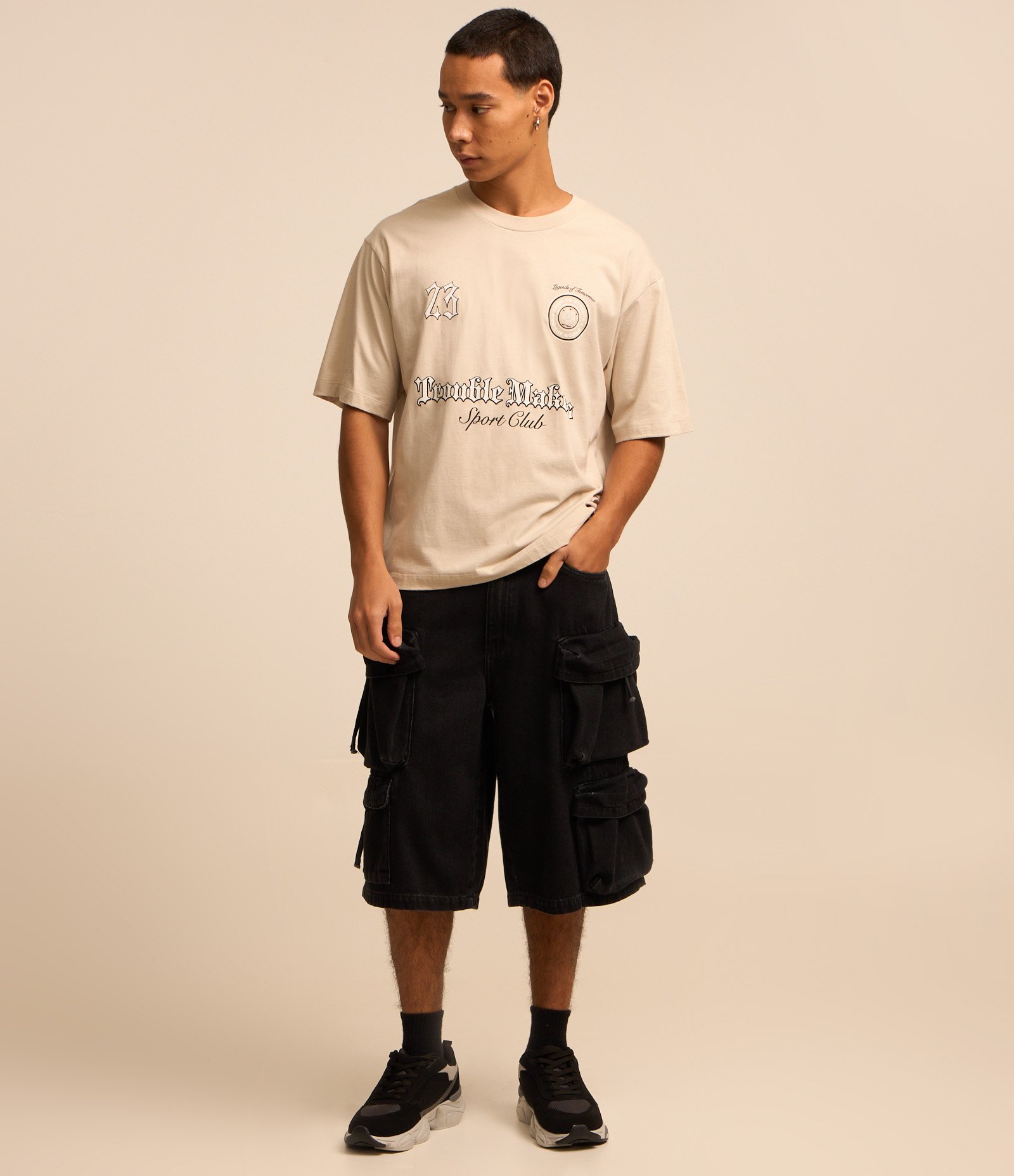 Camiseta Boxy Sportcore com Estampa Trouble Makers Bege 5