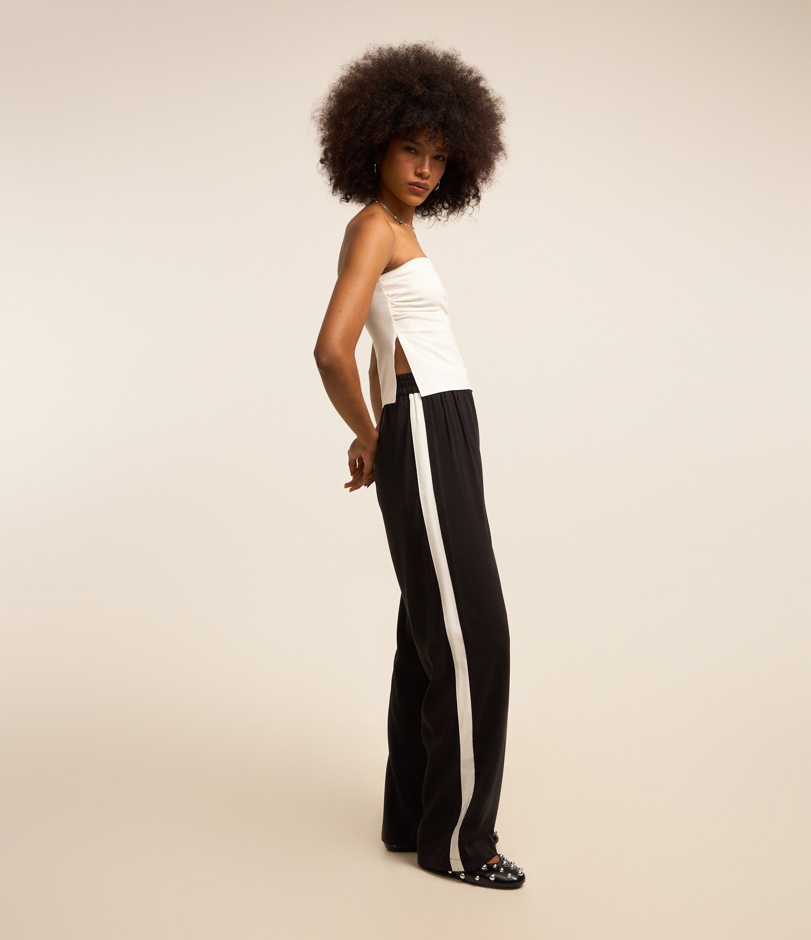 Calça Reta em Alfaiataria com Cós Elástico e Listra Lateral Preto 1