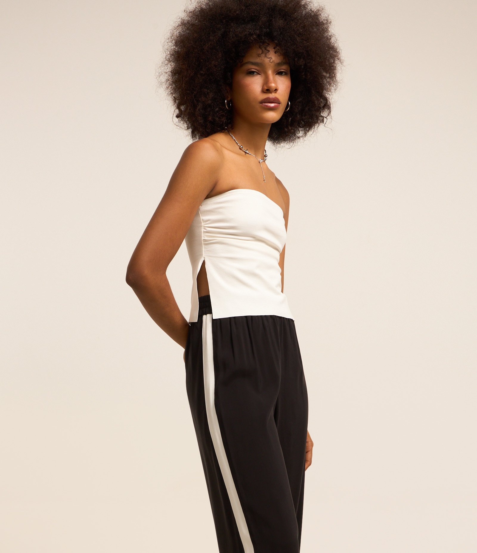 Calça Reta em Alfaiataria com Cós Elástico e Listra Lateral Preto 2