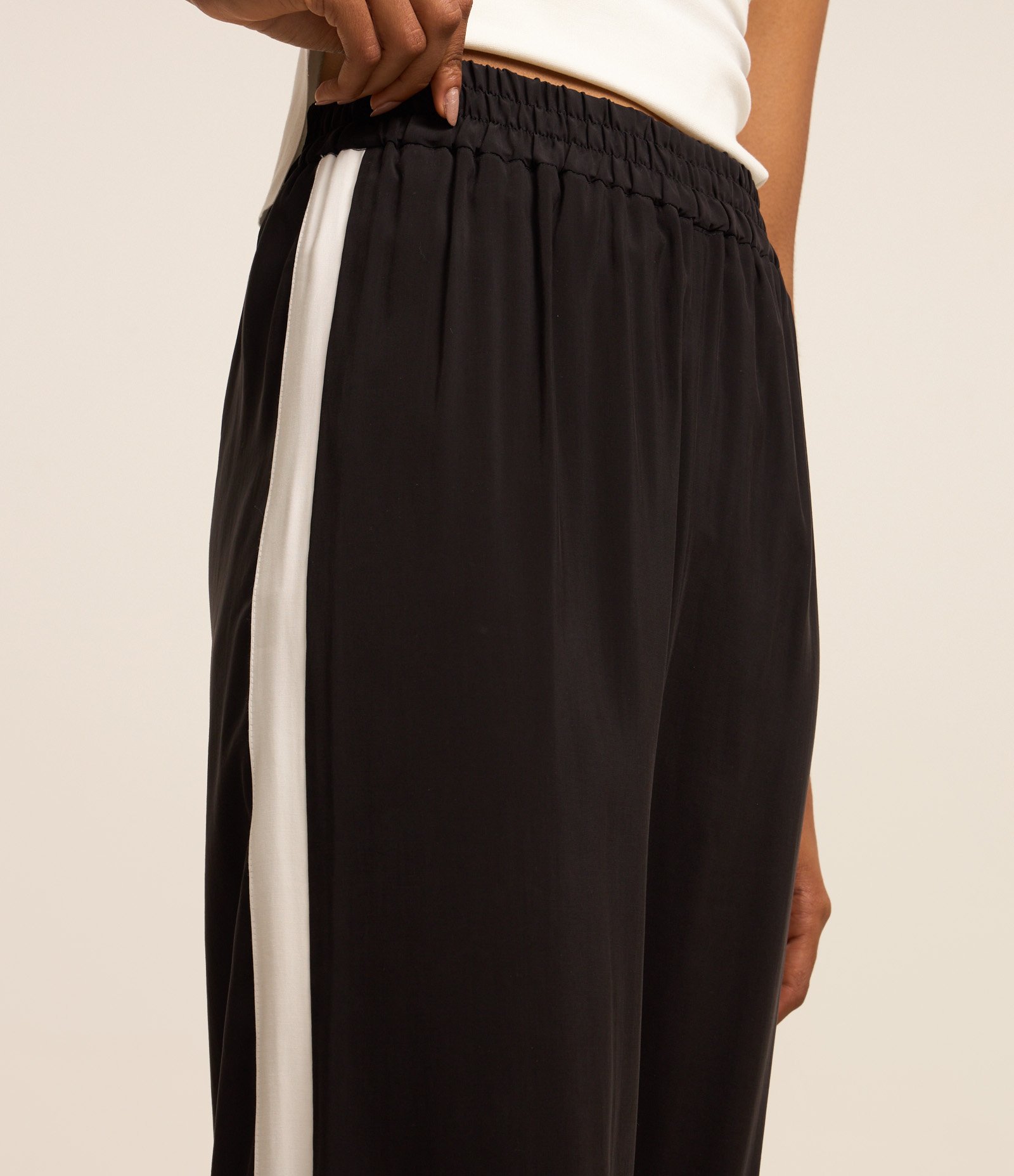 Calça Reta em Alfaiataria com Cós Elástico e Listra Lateral Preto 4