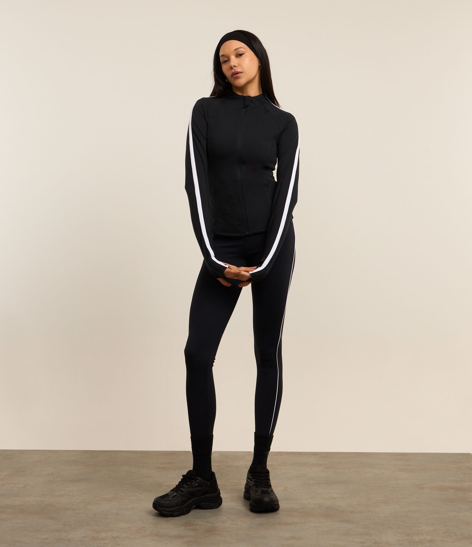 Jaqueta Esportiva Justa em Microfibra com Bolsos e Listra Contrastante Preto 2