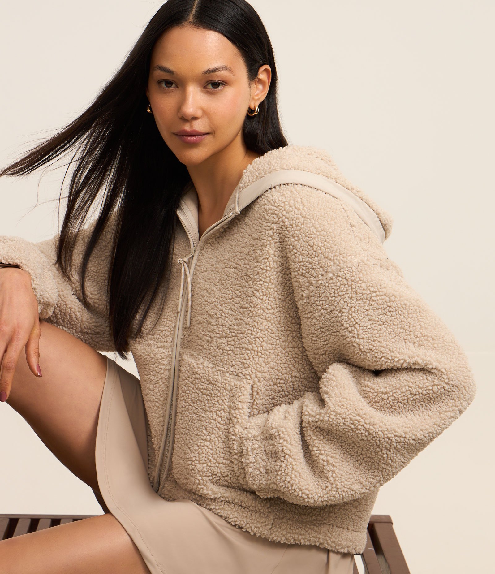 Jaqueta Esportiva em Sherpa com Bolsos Cinza 1