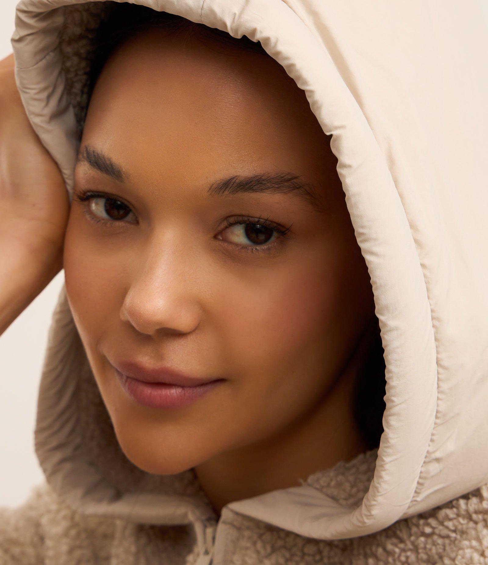 Jaqueta Esportiva em Sherpa com Bolsos Cinza 2