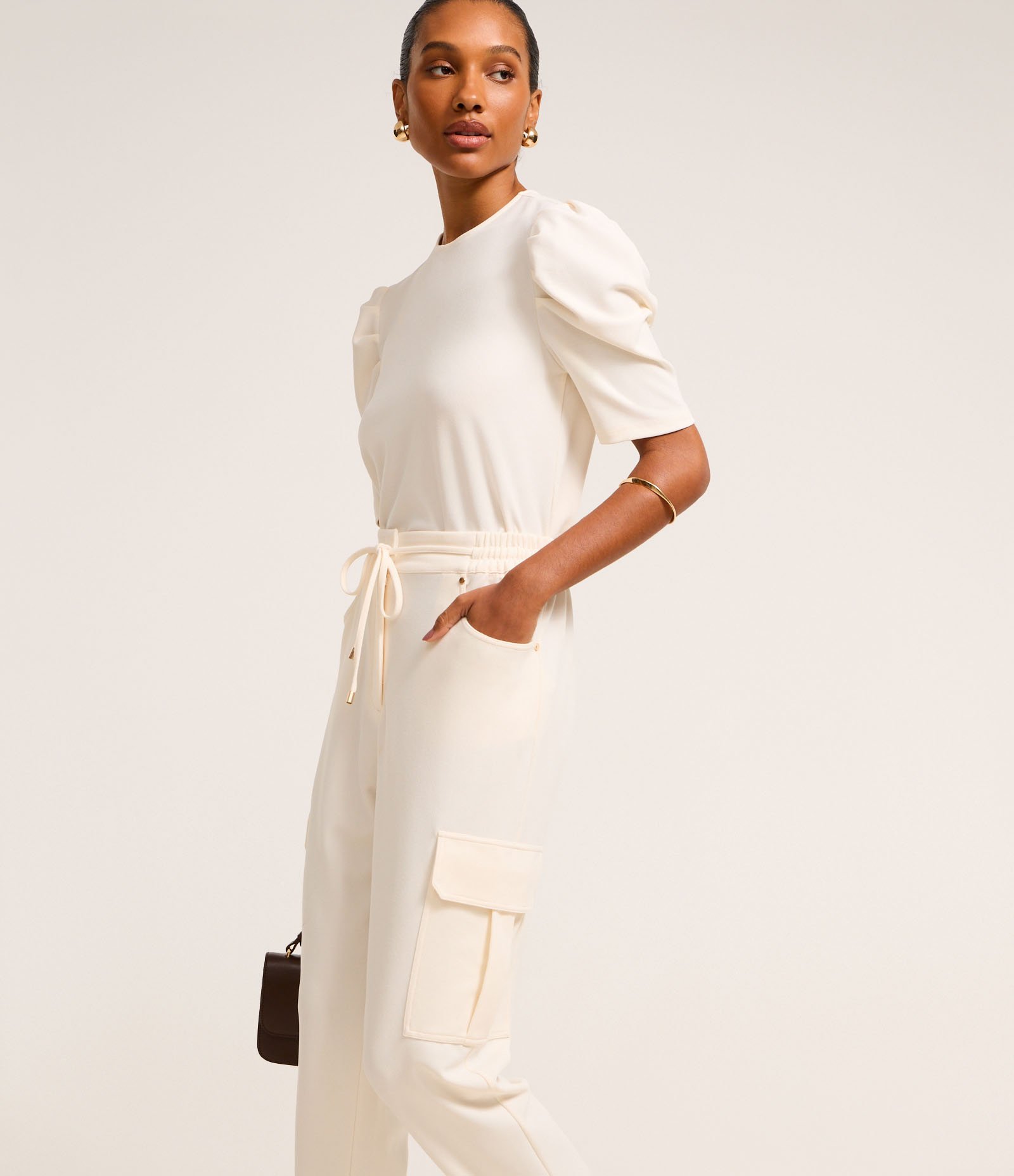 Calça Cenoura Cintura Alta em Crepe com Bolsos Cargos Off White 1