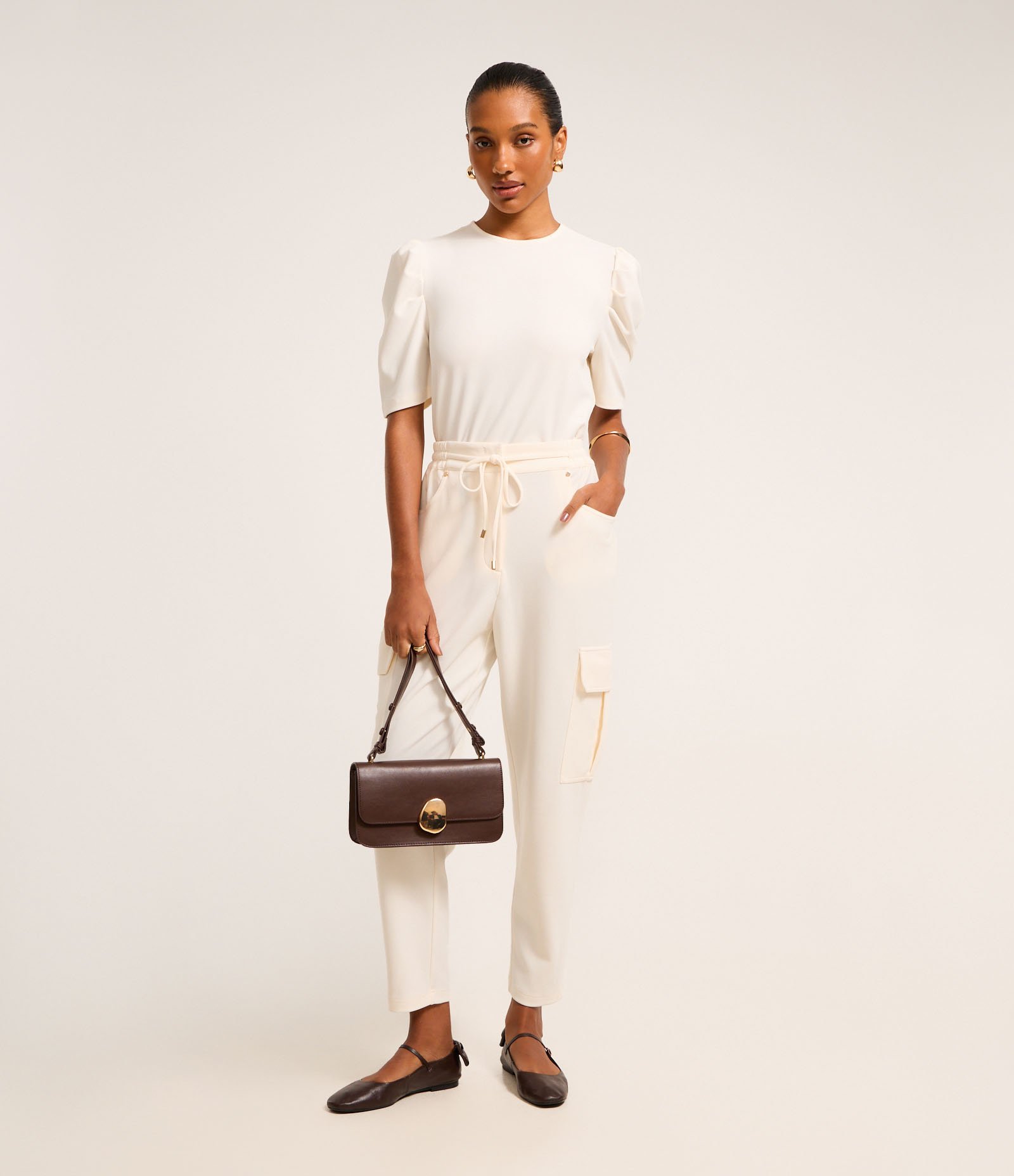 Calça Cenoura Cintura Alta em Crepe com Bolsos Cargos Off White 2