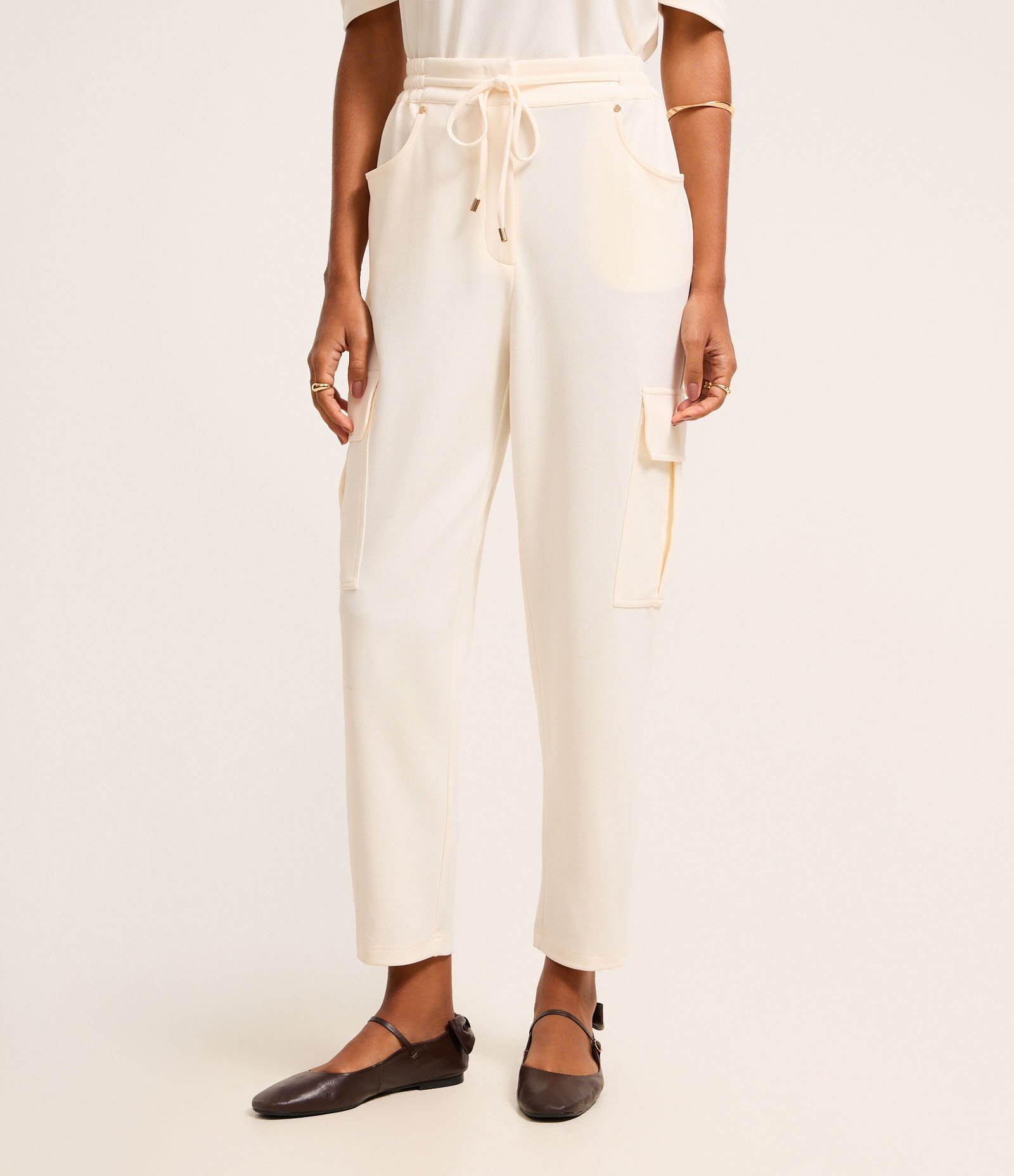 Calça Cenoura Cintura Alta em Crepe com Bolsos Cargos Off White 3