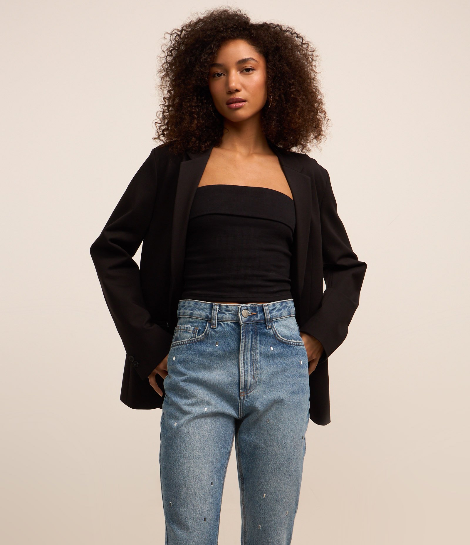 Calça Mom em Jeans com Aplicação de Brilhos Azul 2