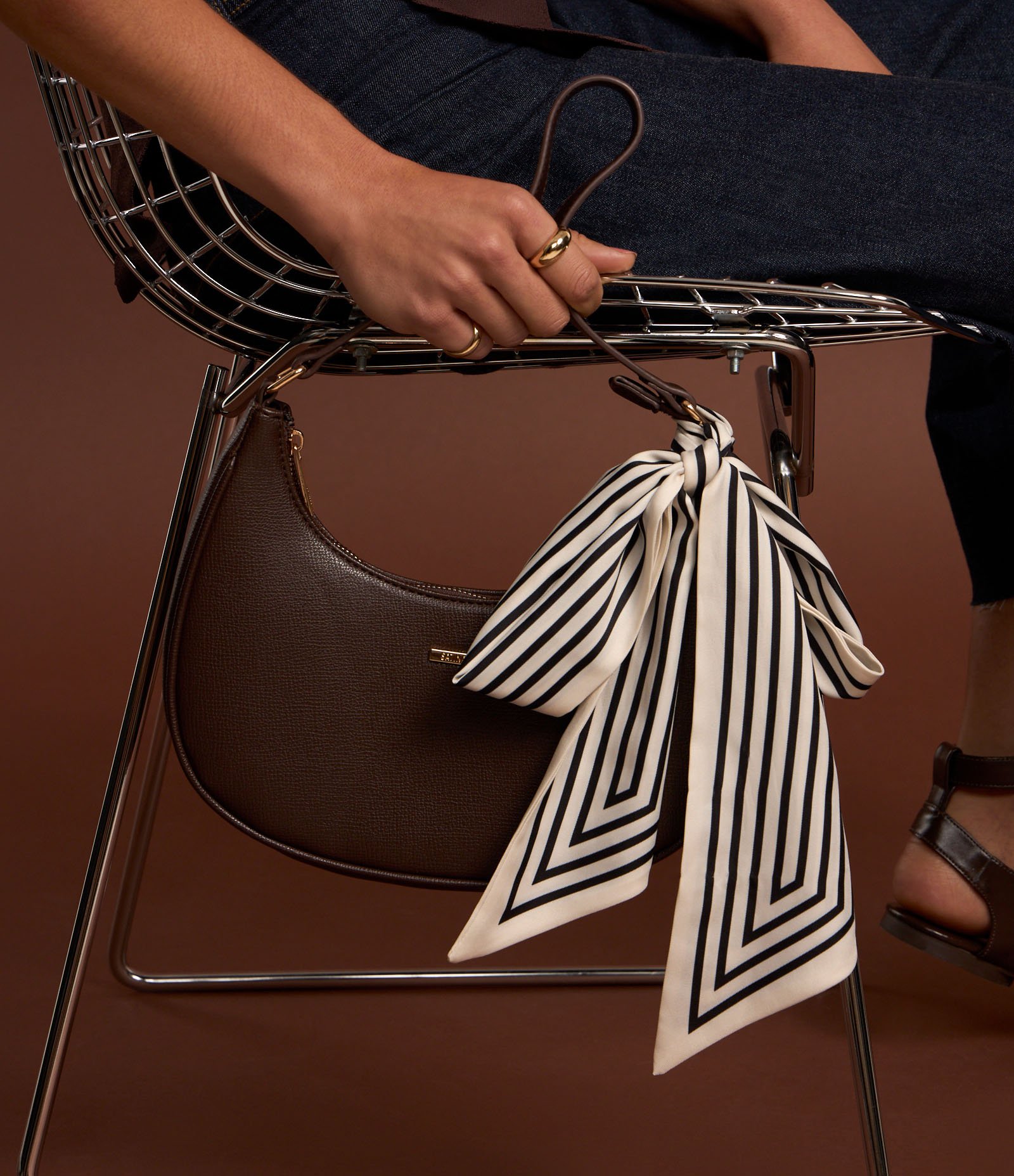 Bolsa Baguete Pequena e Estruturada com Alça de Mão Marrom Escuro 8