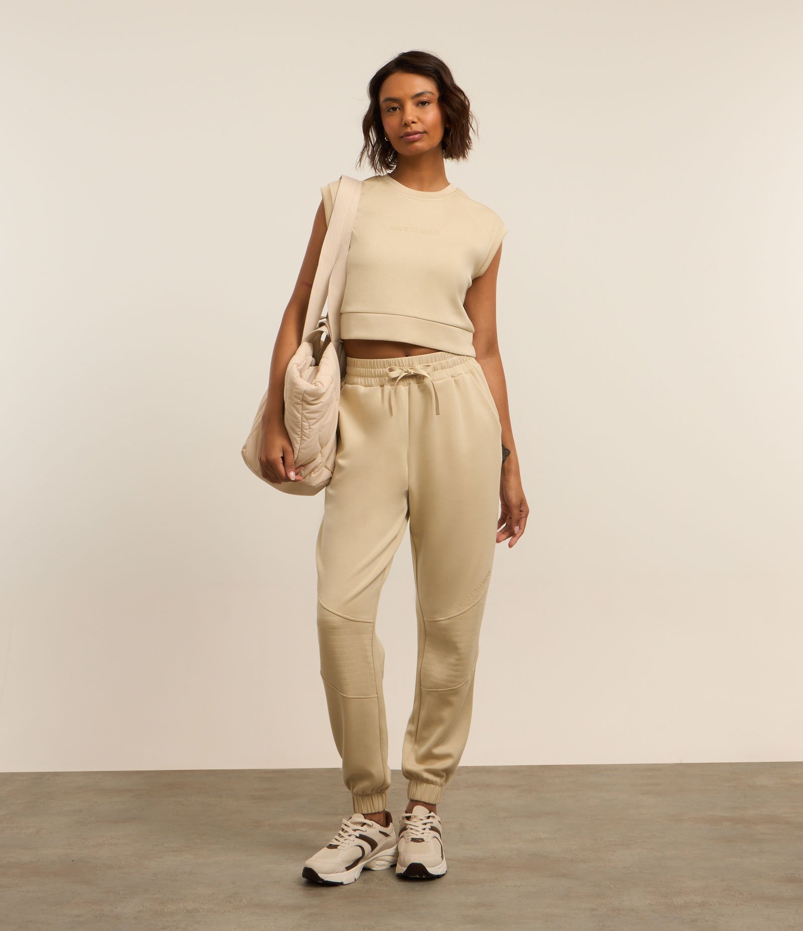 Camiseta Esportiva em Modal com Estampa Move e Pespontos Bege 2