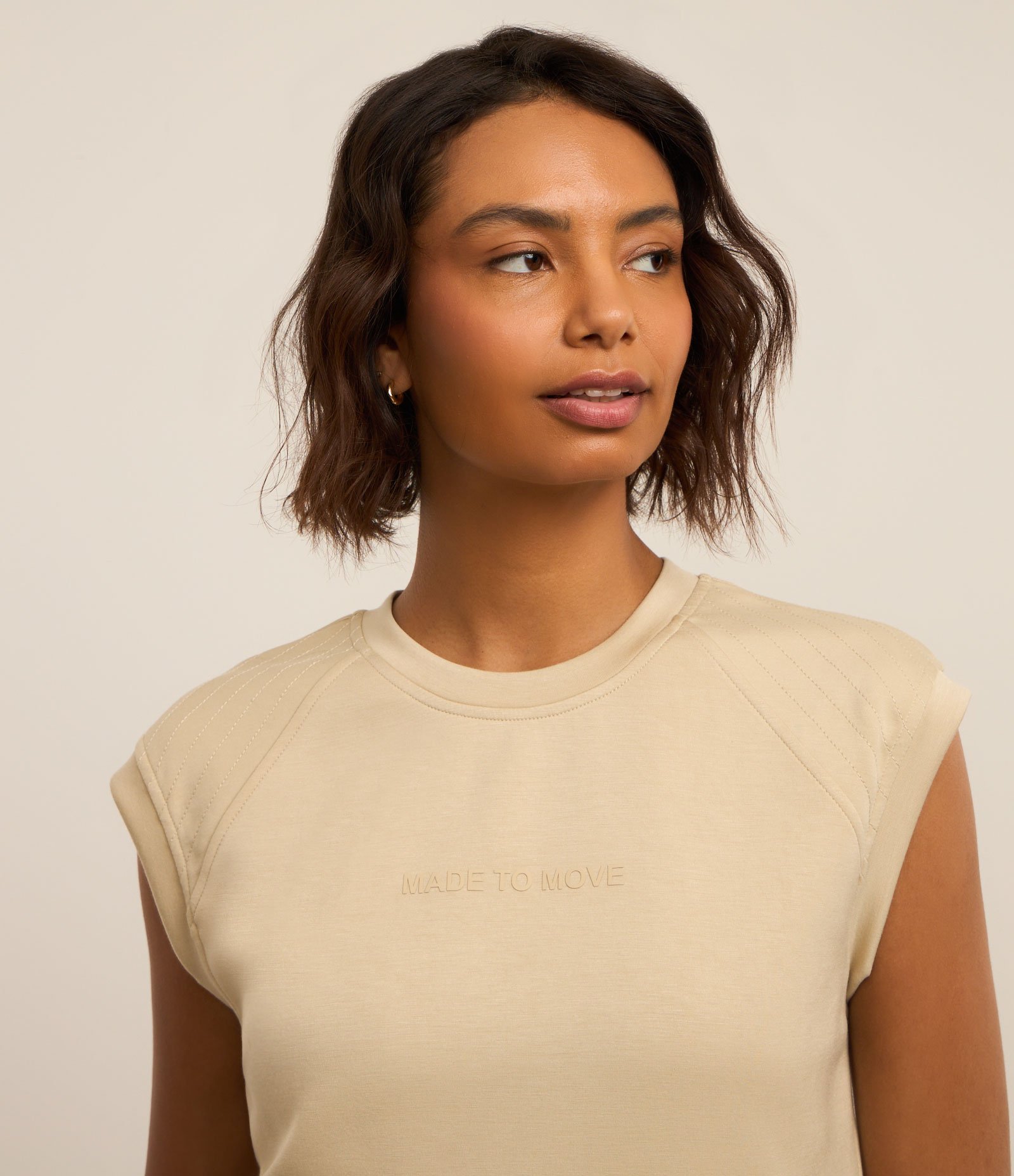 Camiseta Esportiva em Modal com Estampa Move e Pespontos Bege 3