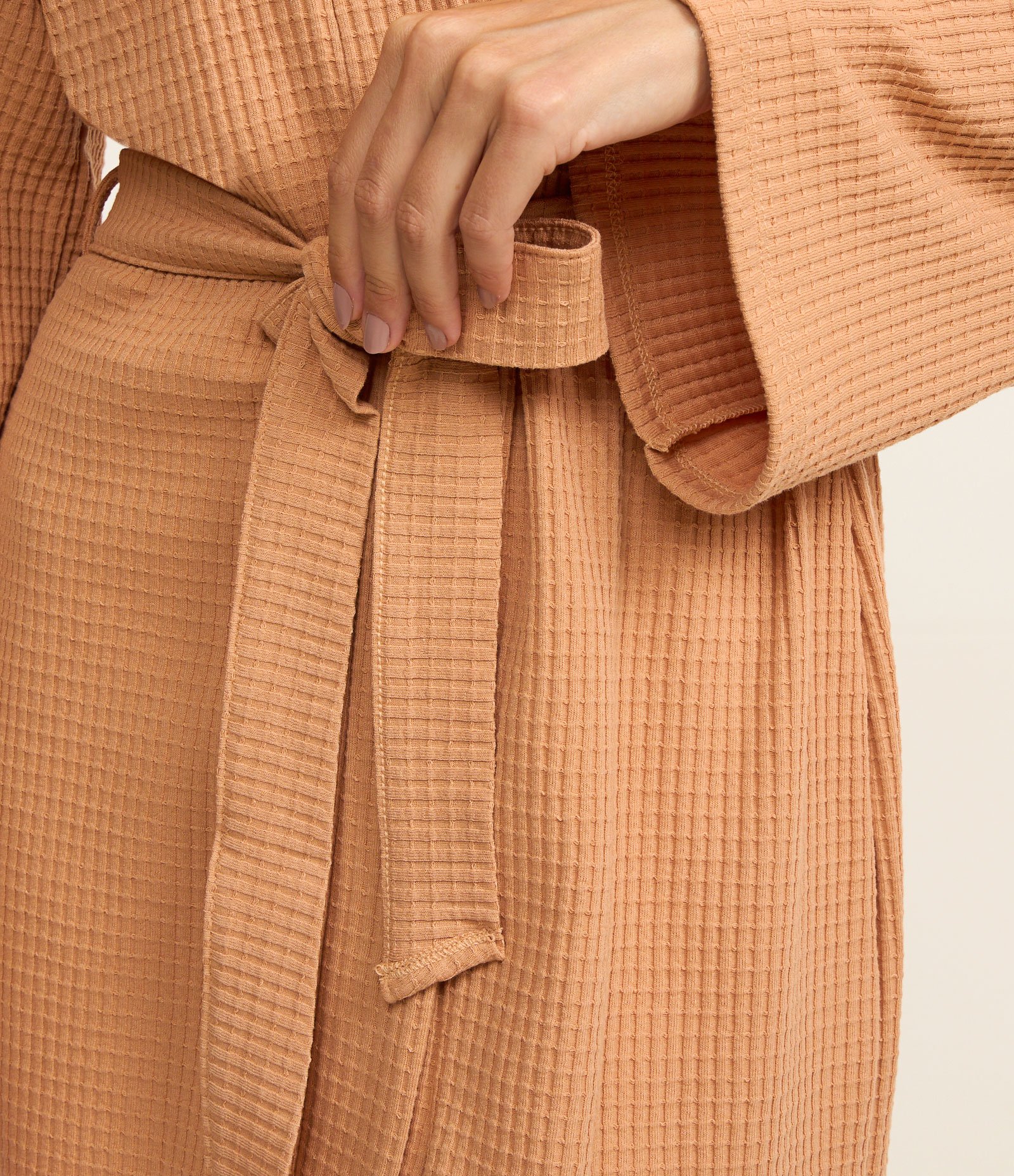 Robe Manga Longa com Amarração na Cintura e Textura Marrom 4