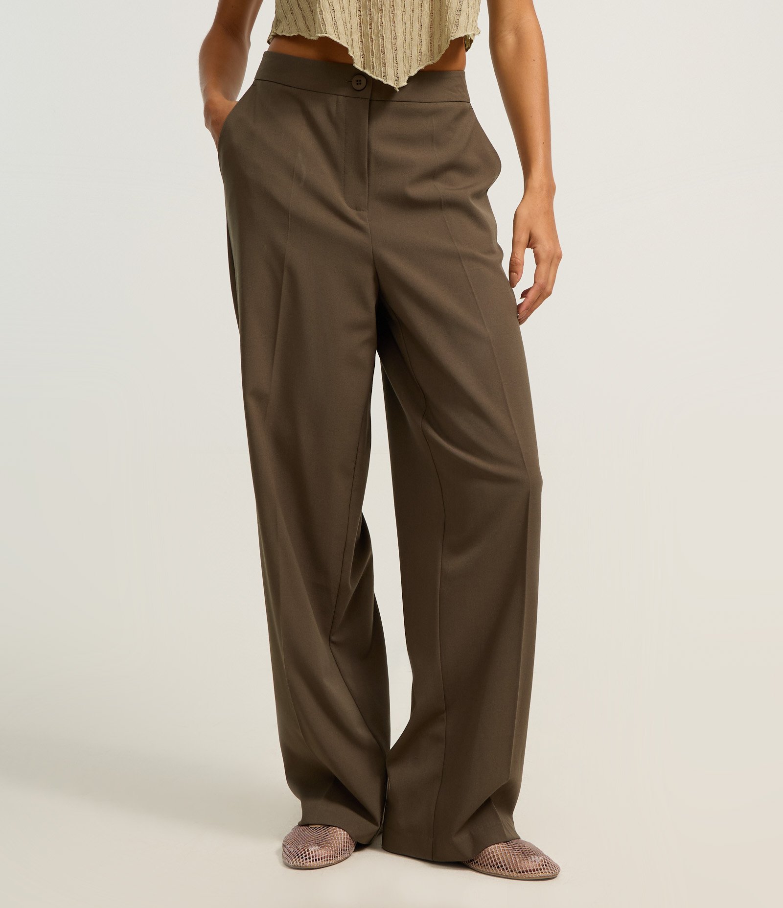 Calça Reta Alfaiatada com Bolsos e Frisos Verde escuro 3