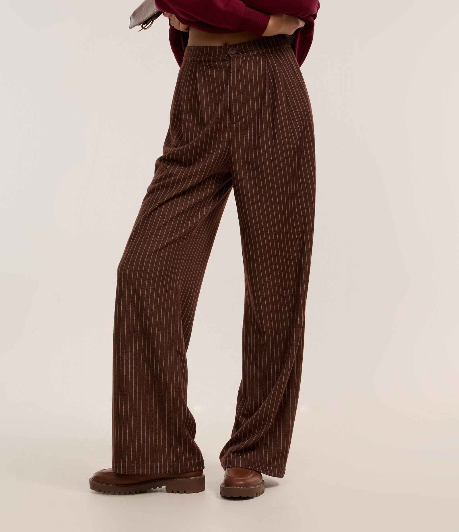 Calça Wide Leg em Moletom com Listras de Riscas de Giz Marrom 3