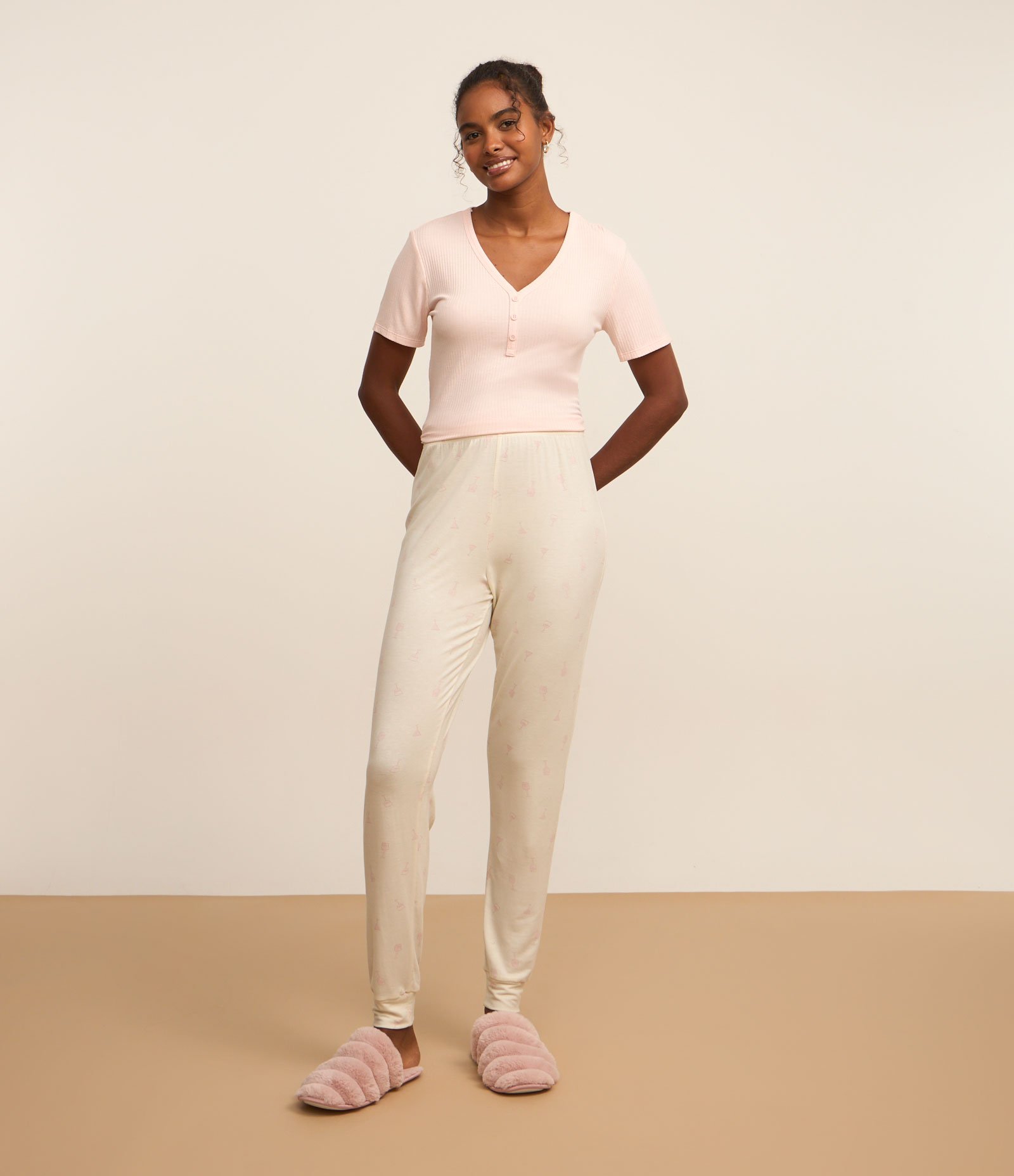 Pijama Longo em Ribana com Estampa de Poá e Gola V Rosa 1