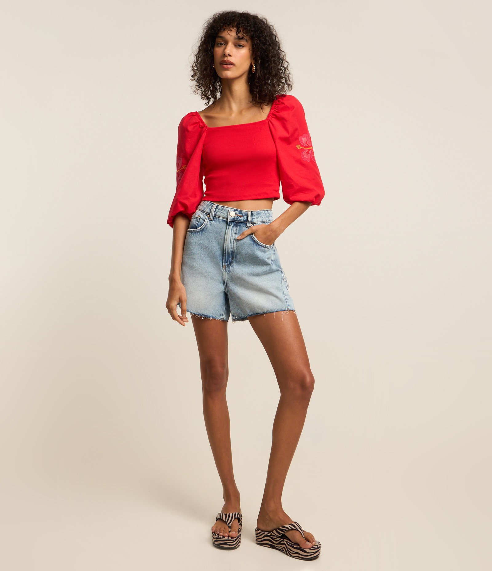 Blusa Cropped em Ribana com Flor Bordada na Manga Bufante Vermelho 2