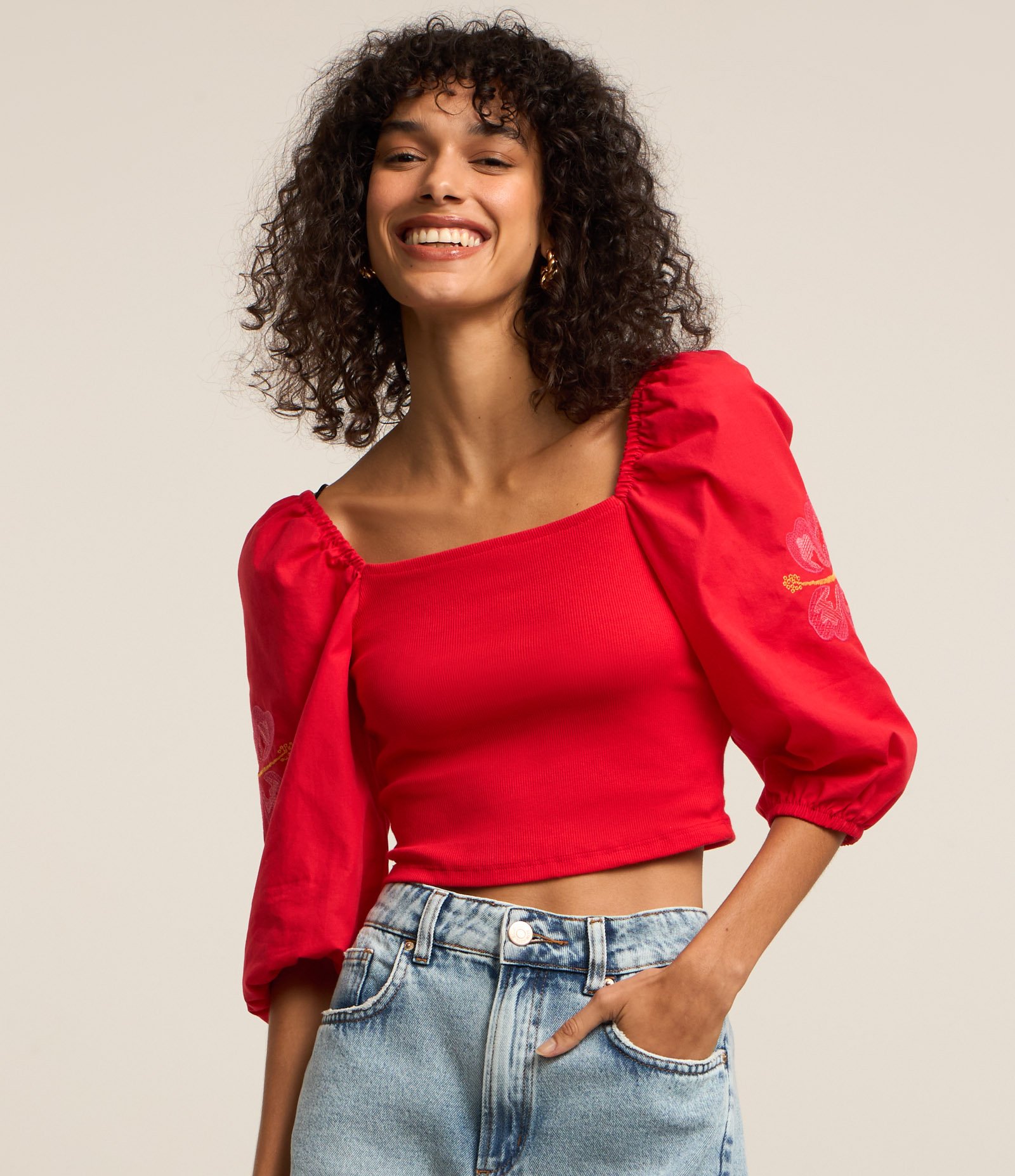 Blusa Cropped em Ribana com Flor Bordada na Manga Bufante Vermelho 3