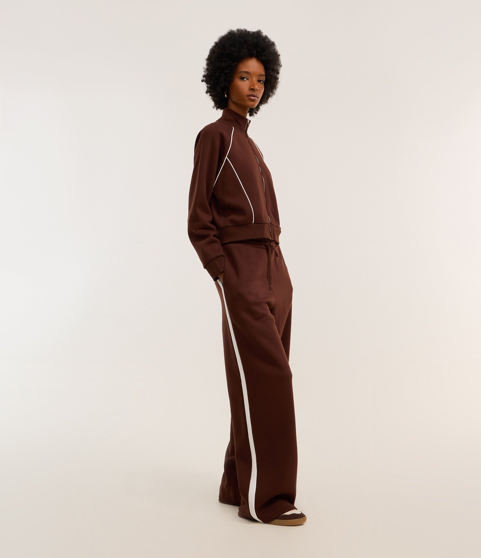 Calça Reta em Moletom com Forro Fleece e Listra Lateral Marrom 1