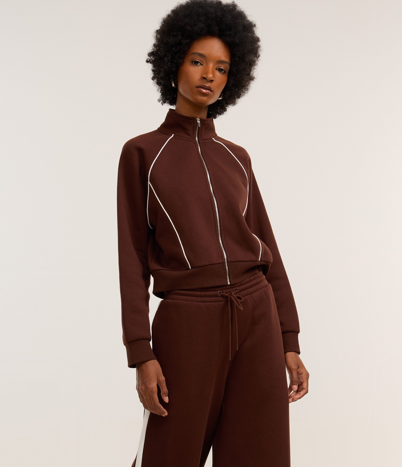 Calça Reta em Moletom com Forro Fleece e Listra Lateral Marrom 2