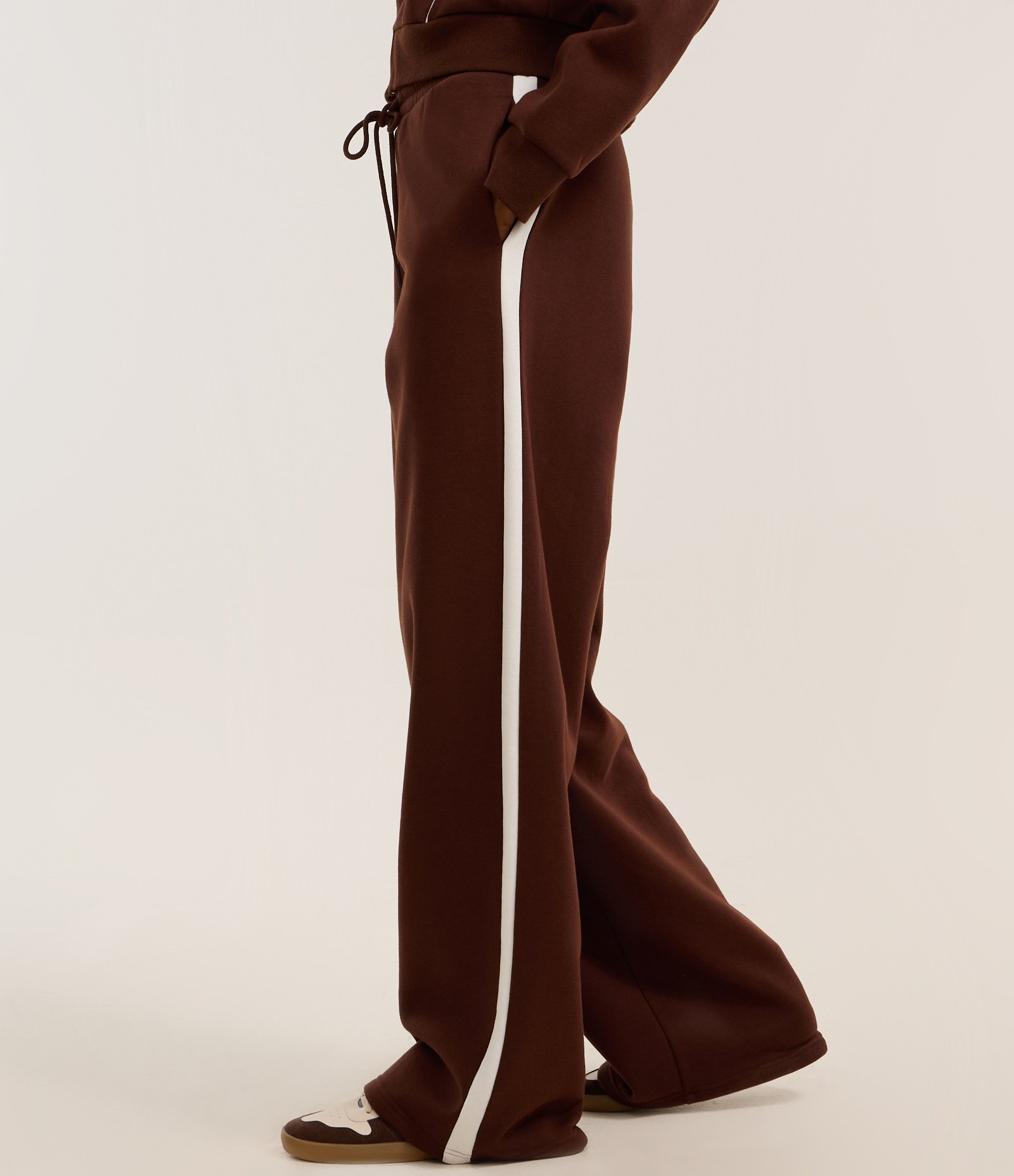 Calça Reta em Moletom com Forro Fleece e Listra Lateral Marrom 3