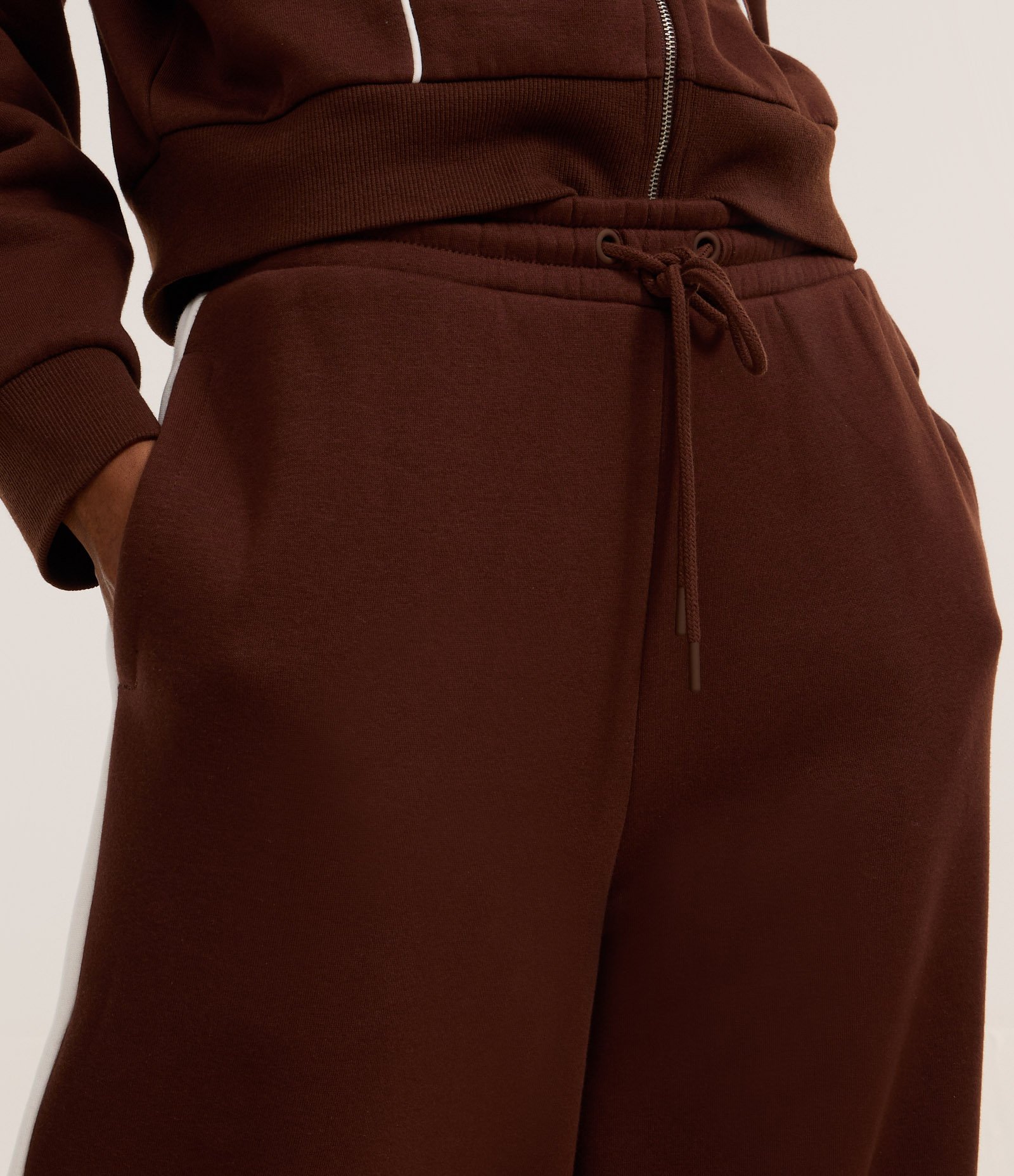 Calça Reta em Moletom com Forro Fleece e Listra Lateral Marrom 4