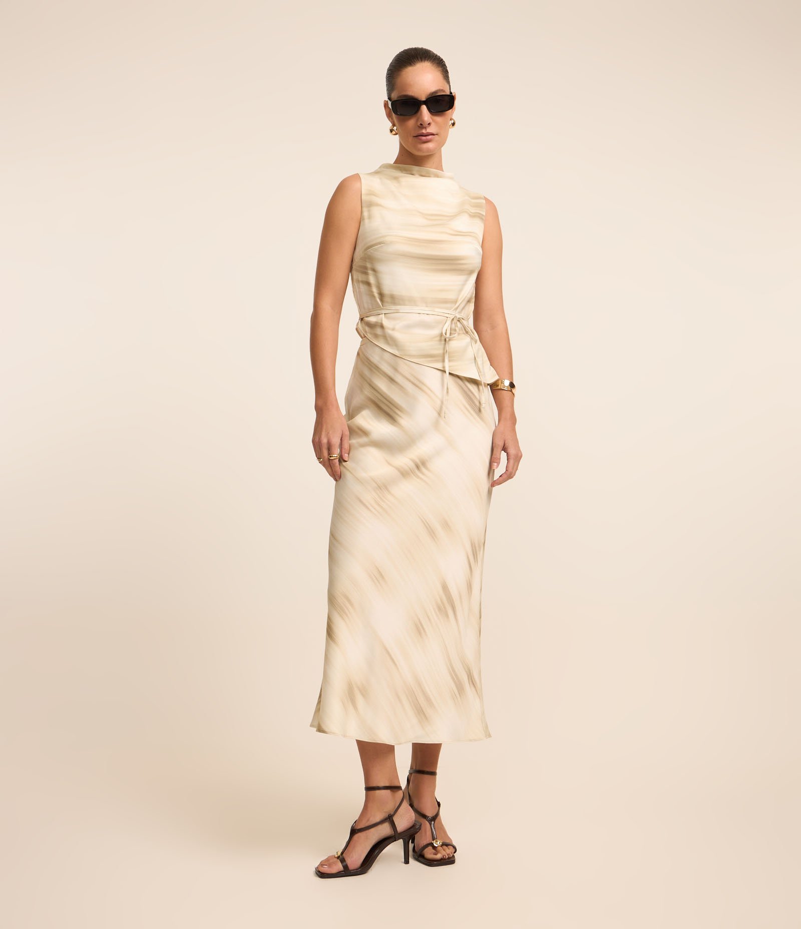 Blusa Acetinada Sem Manga com Estampa Abstrada Bege 2