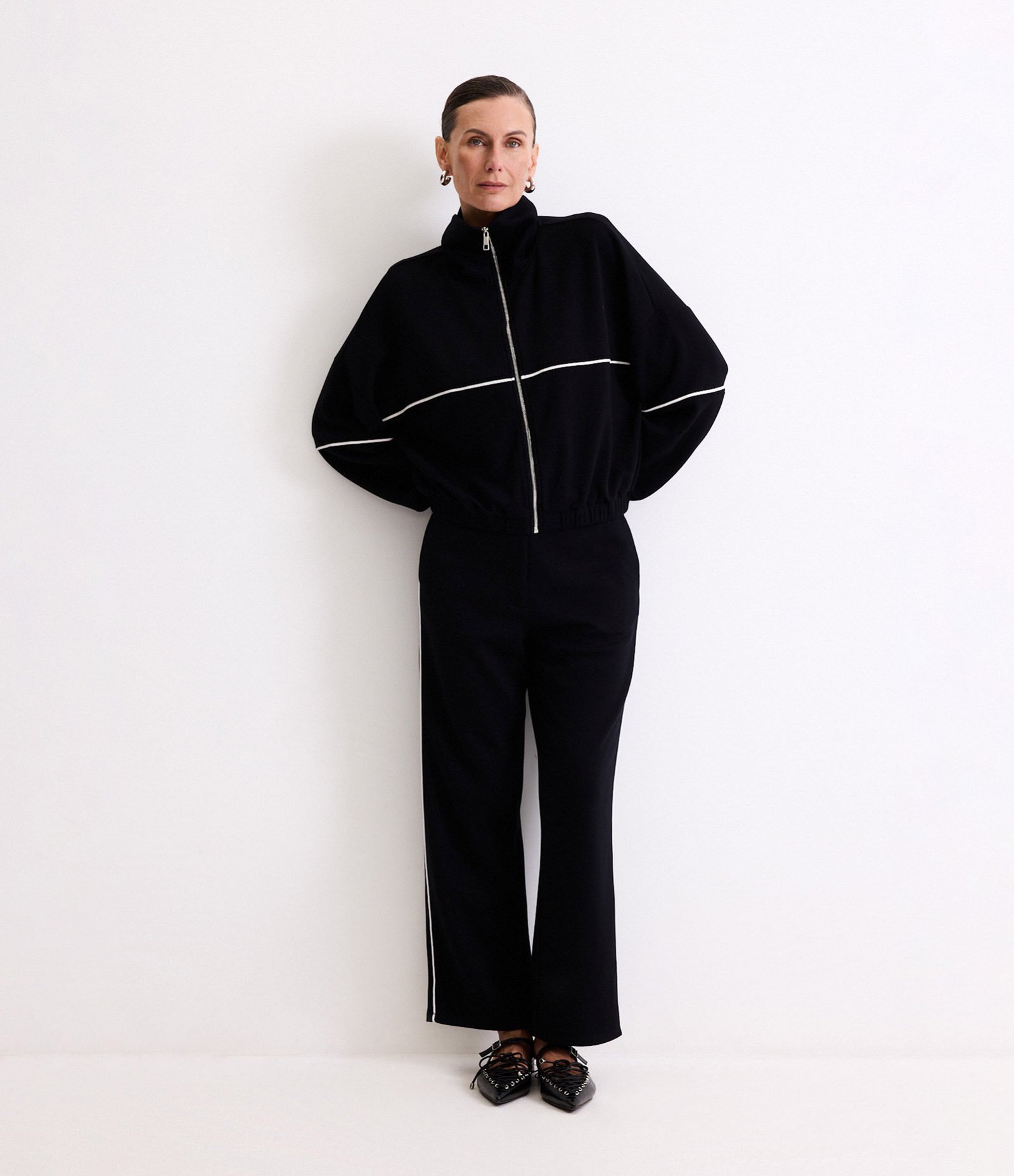 Calça Reta em Moletom com Modal e Viés Contrastante Preto 1