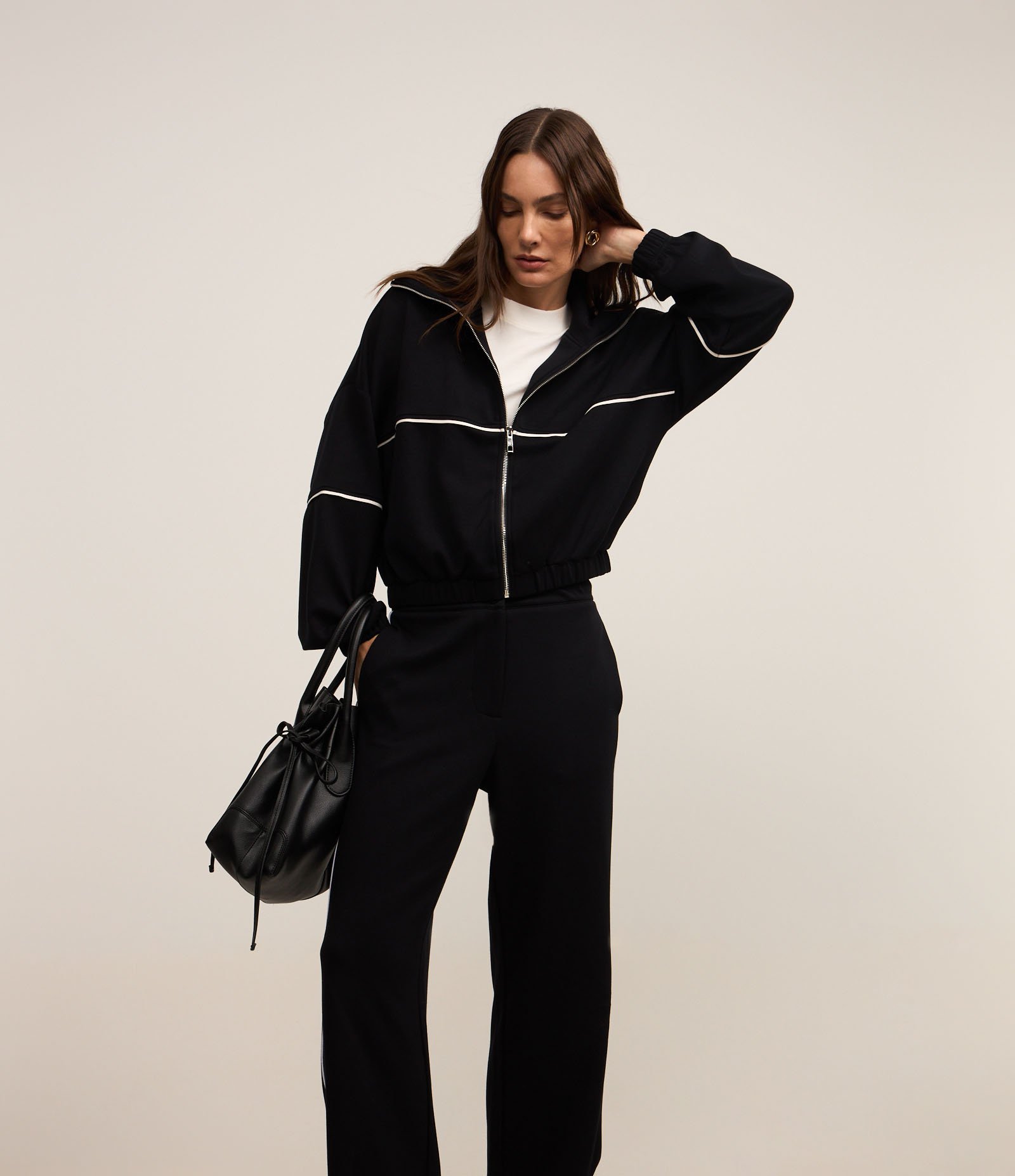 Calça Reta em Moletom com Modal e Viés Contrastante Preto 3