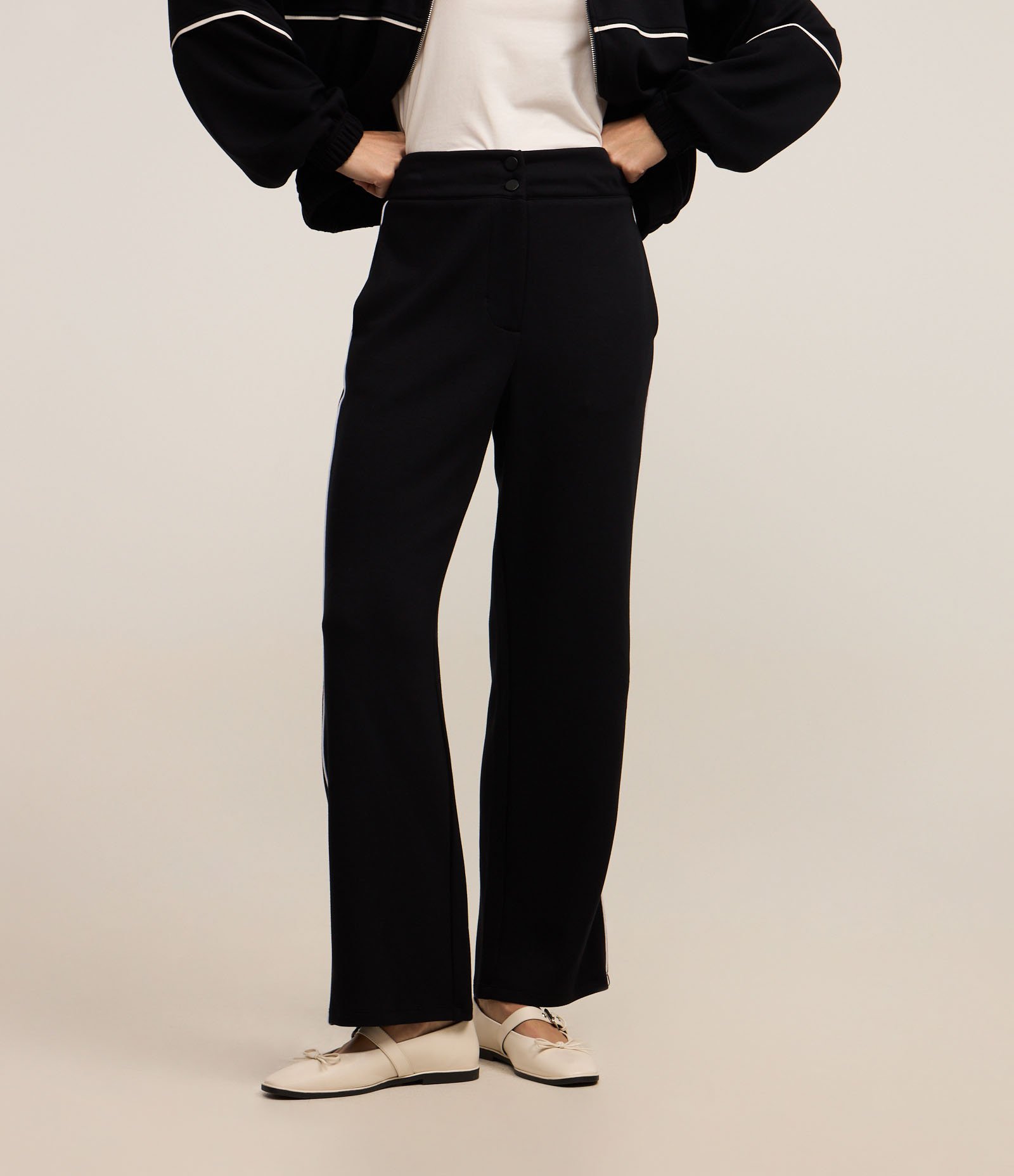 Calça Reta em Moletom com Modal e Viés Contrastante Preto 4