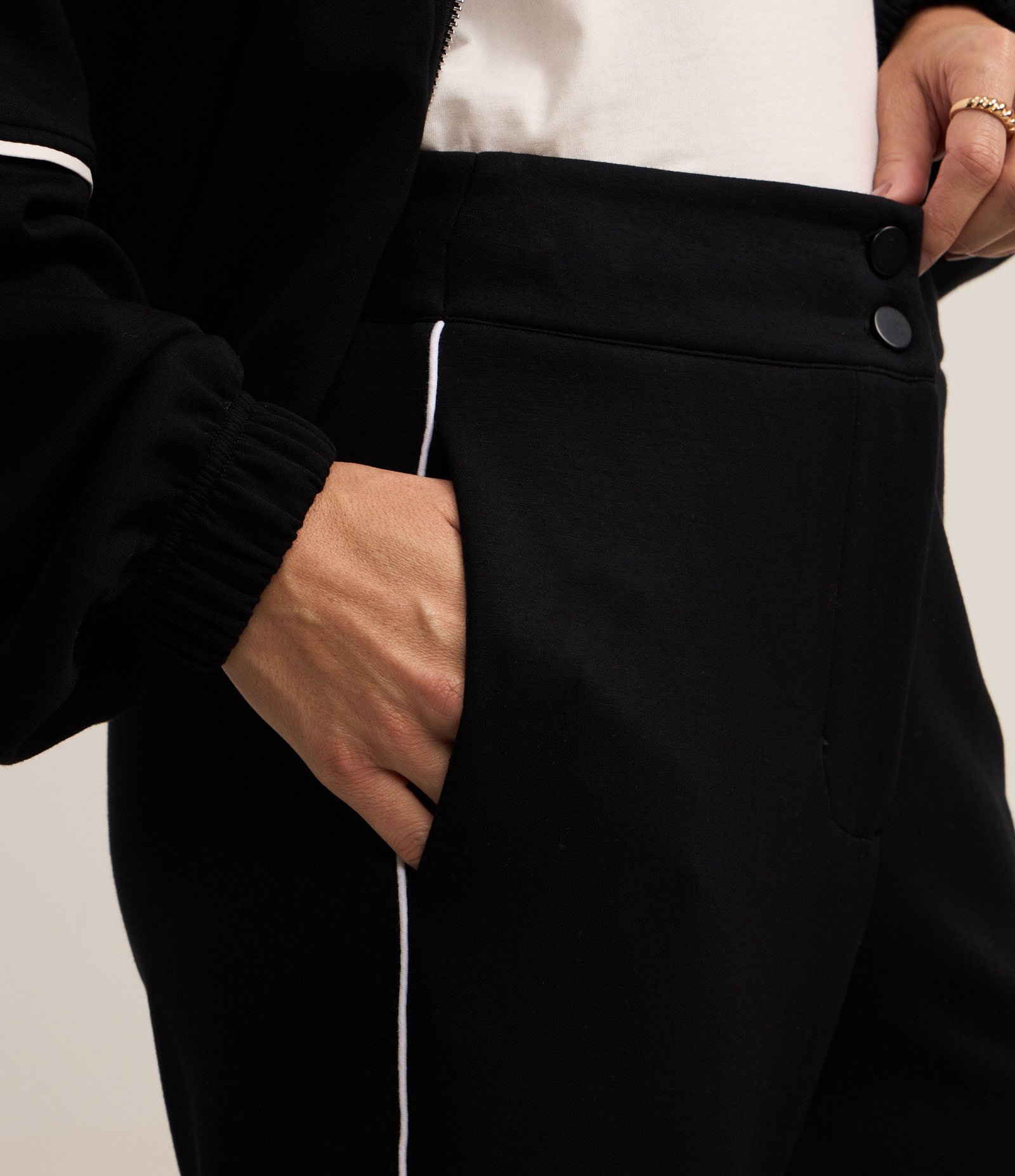 Calça Reta em Moletom com Modal e Viés Contrastante Preto 5