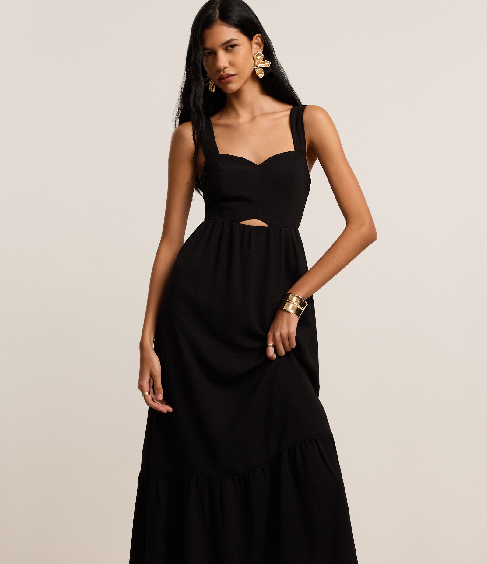 Vestido Evasê Midi em Airflow com Decote Coração Preto 1