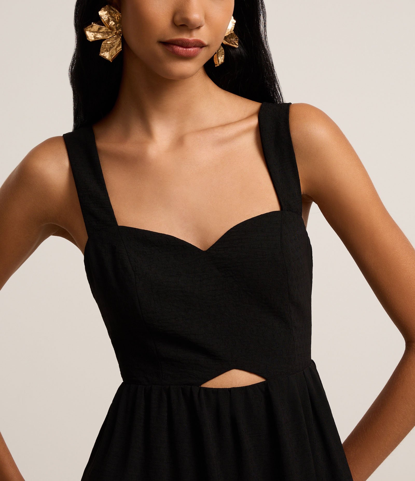 Vestido Evasê Midi em Airflow com Decote Coração Preto 3