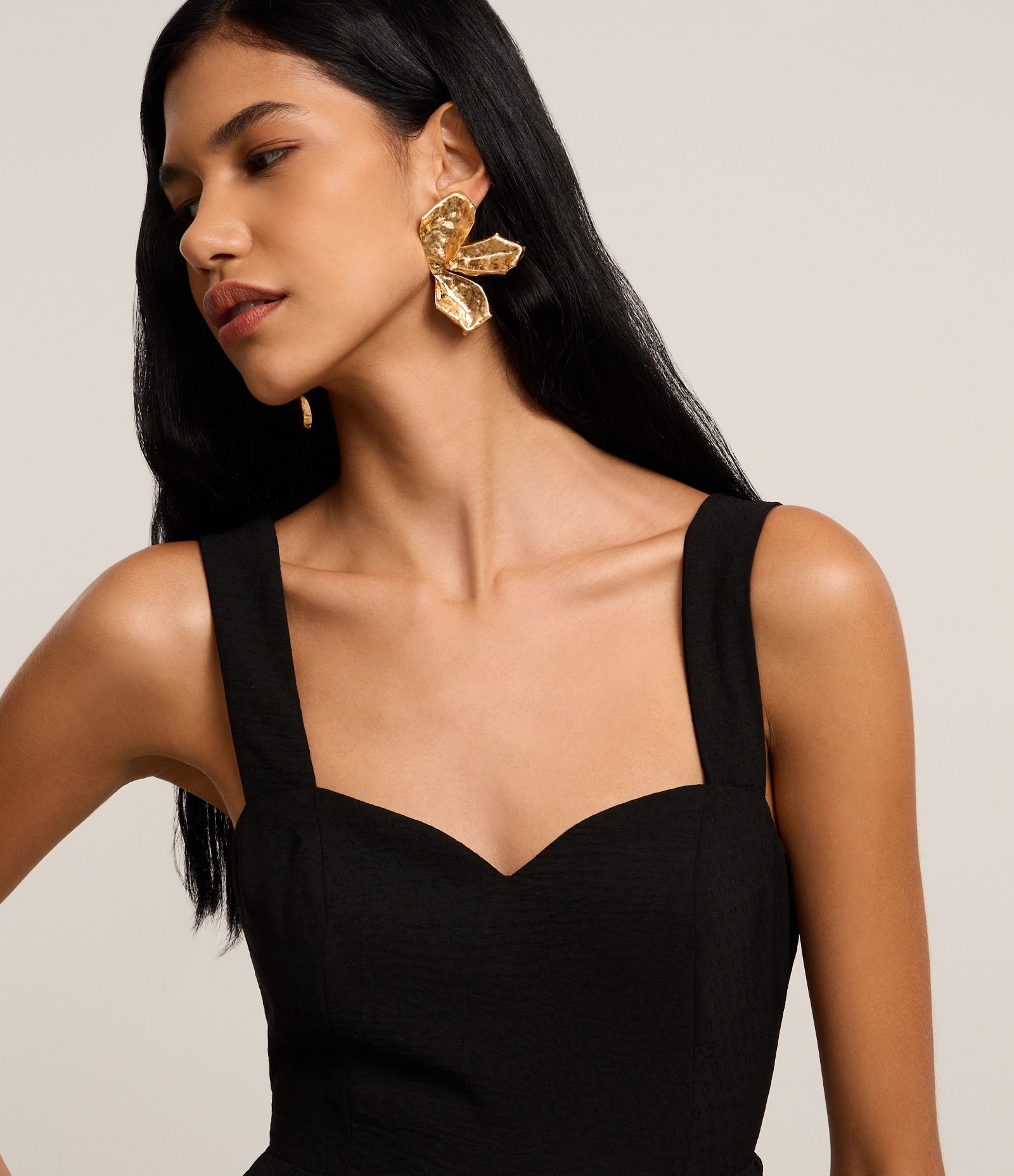 Vestido Evasê Midi em Airflow com Decote Coração Preto 5