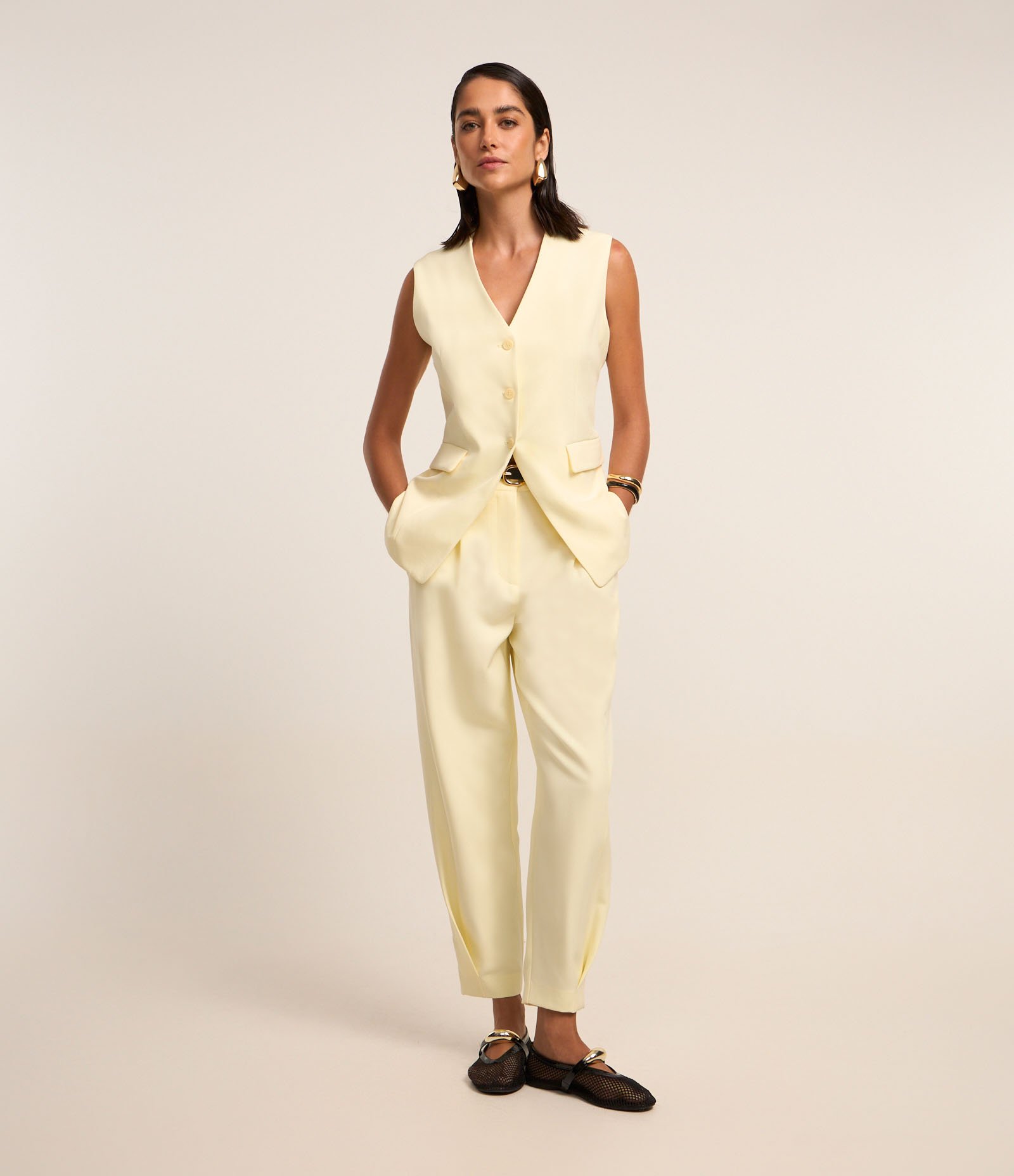 Calça Cenoura de Alfaiataria com Pregas na Barra Off White 1