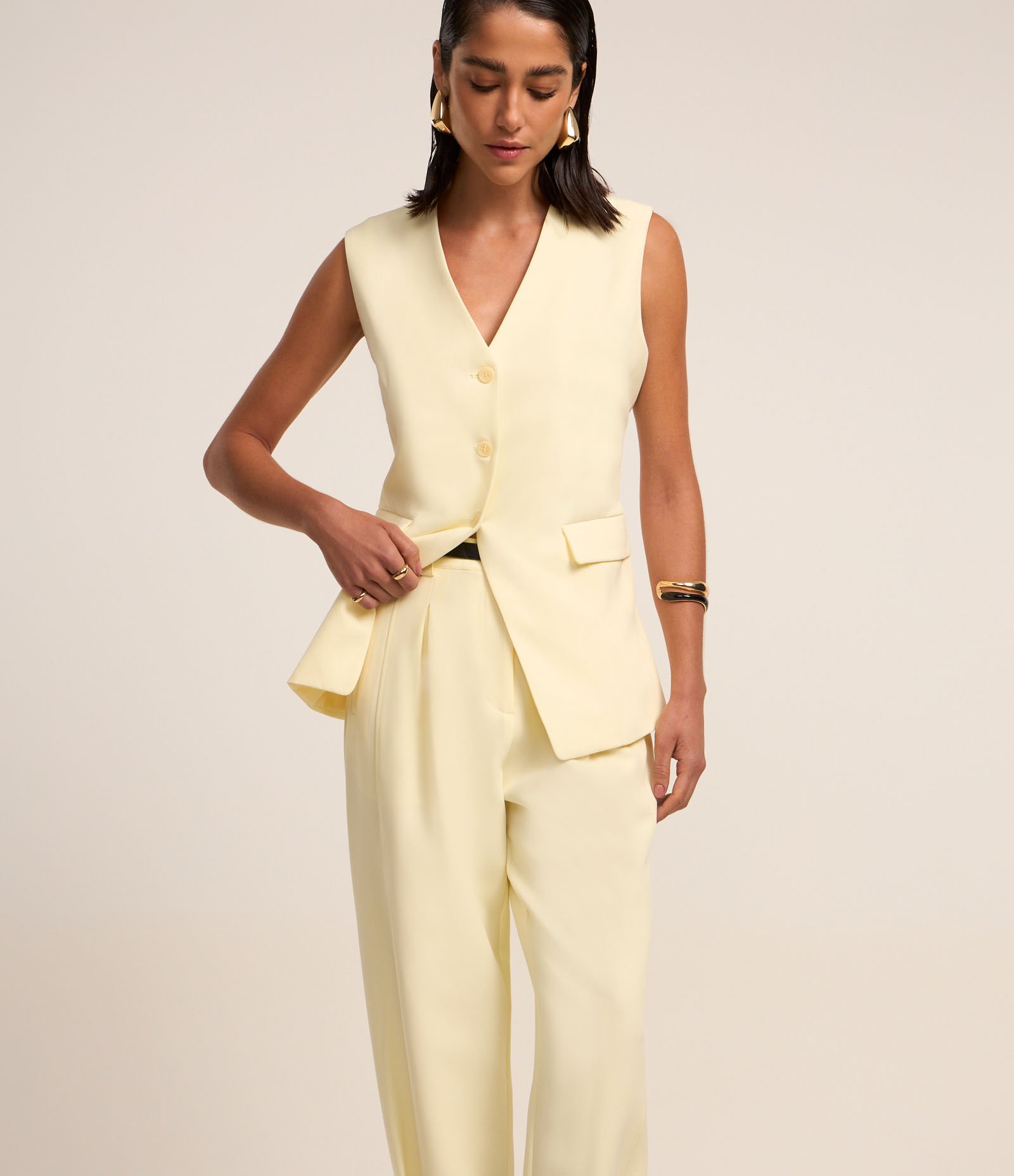 Calça Cenoura de Alfaiataria com Pregas na Barra Off White 2